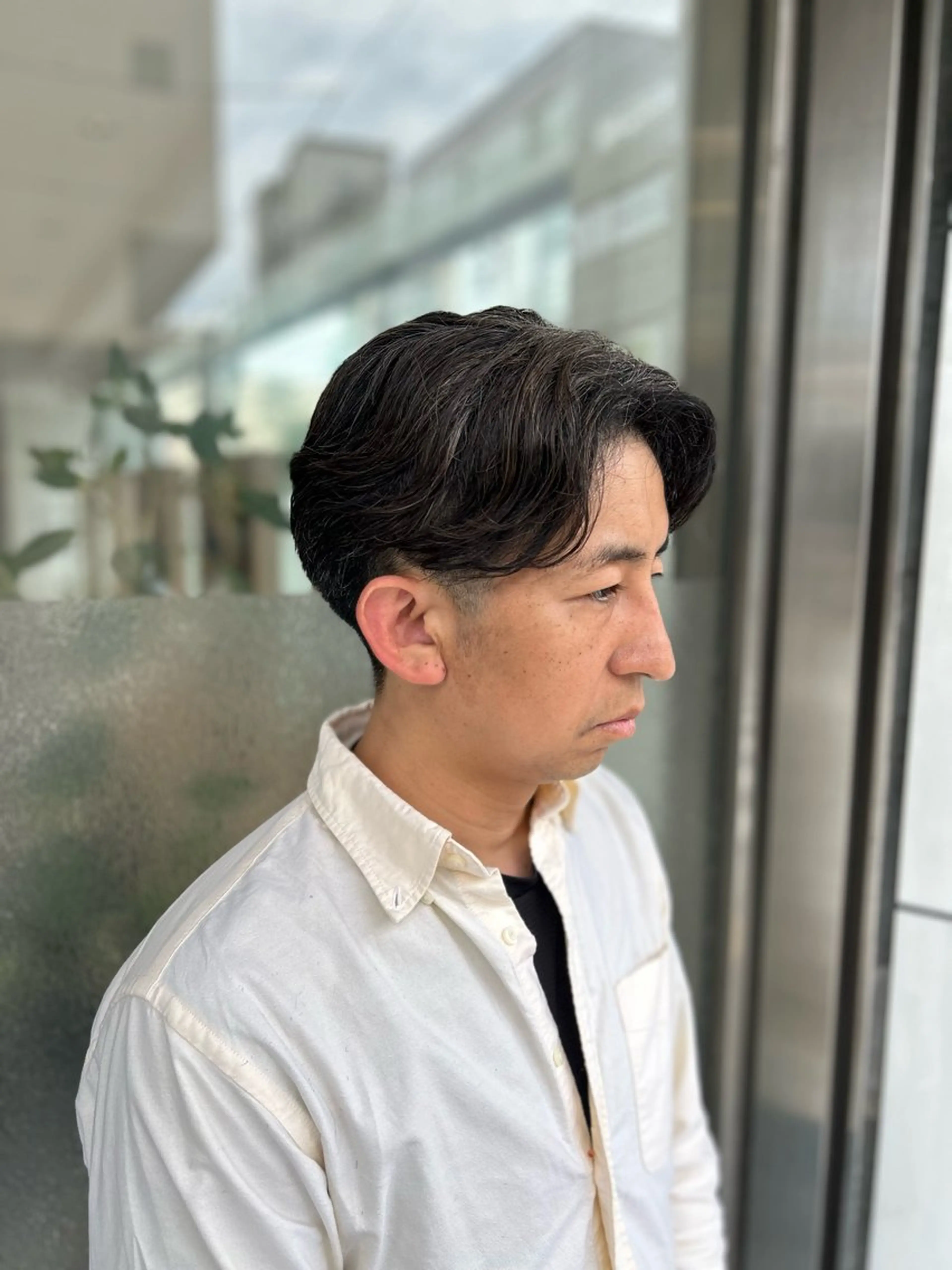 ミディアム パーマ メンズ ミディアムパーマ フェザーパーマ メンズパーマ ハイトーン× デザイン　Runoのヘアスタイル