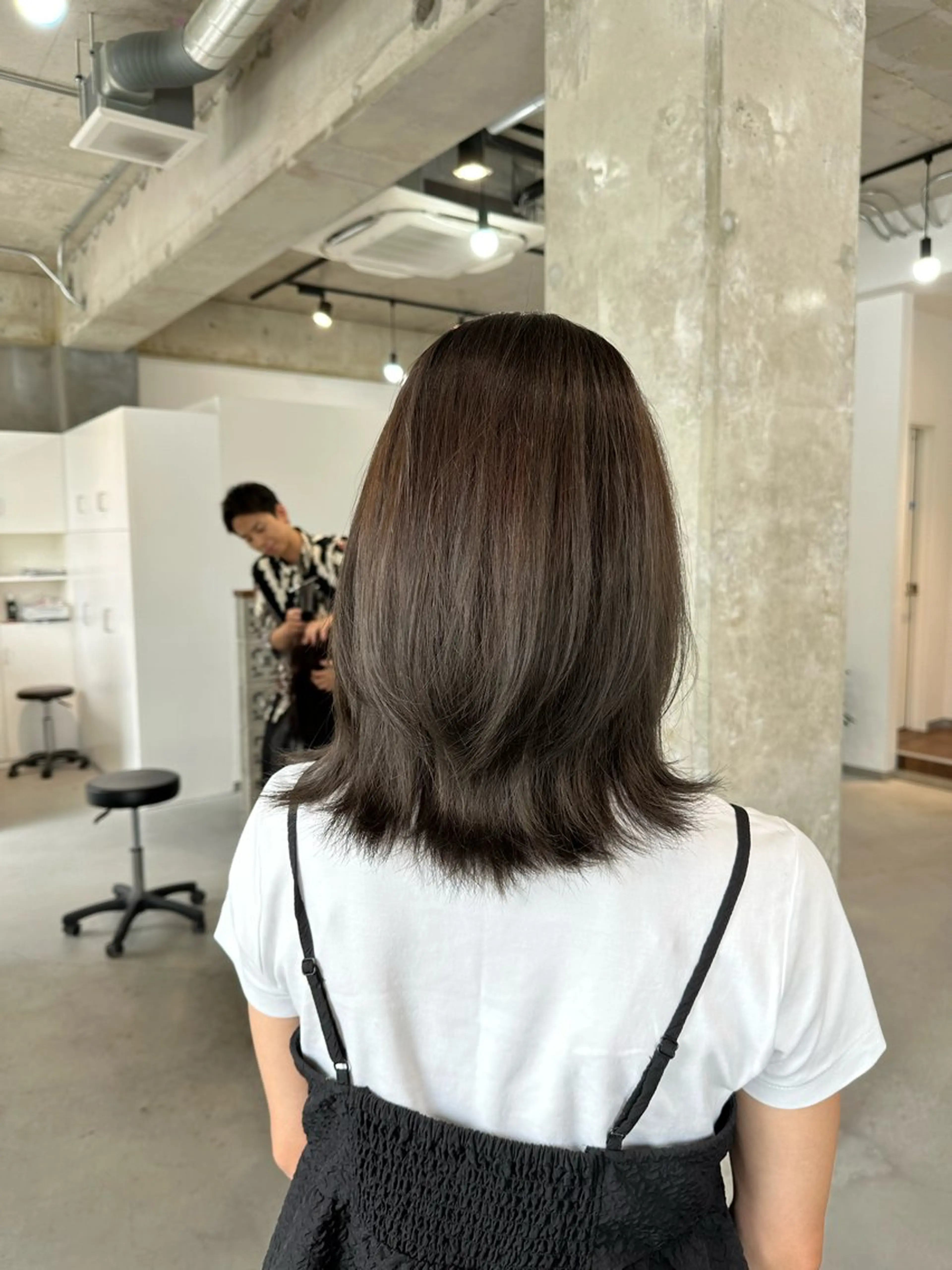 ミディアム カラー ブリーチ グレージュ オリーブグレージュ オリーブグレー くびれヘア カット ヘアカラー トリートメント カイリ /レイヤーカットのヘアスタイル