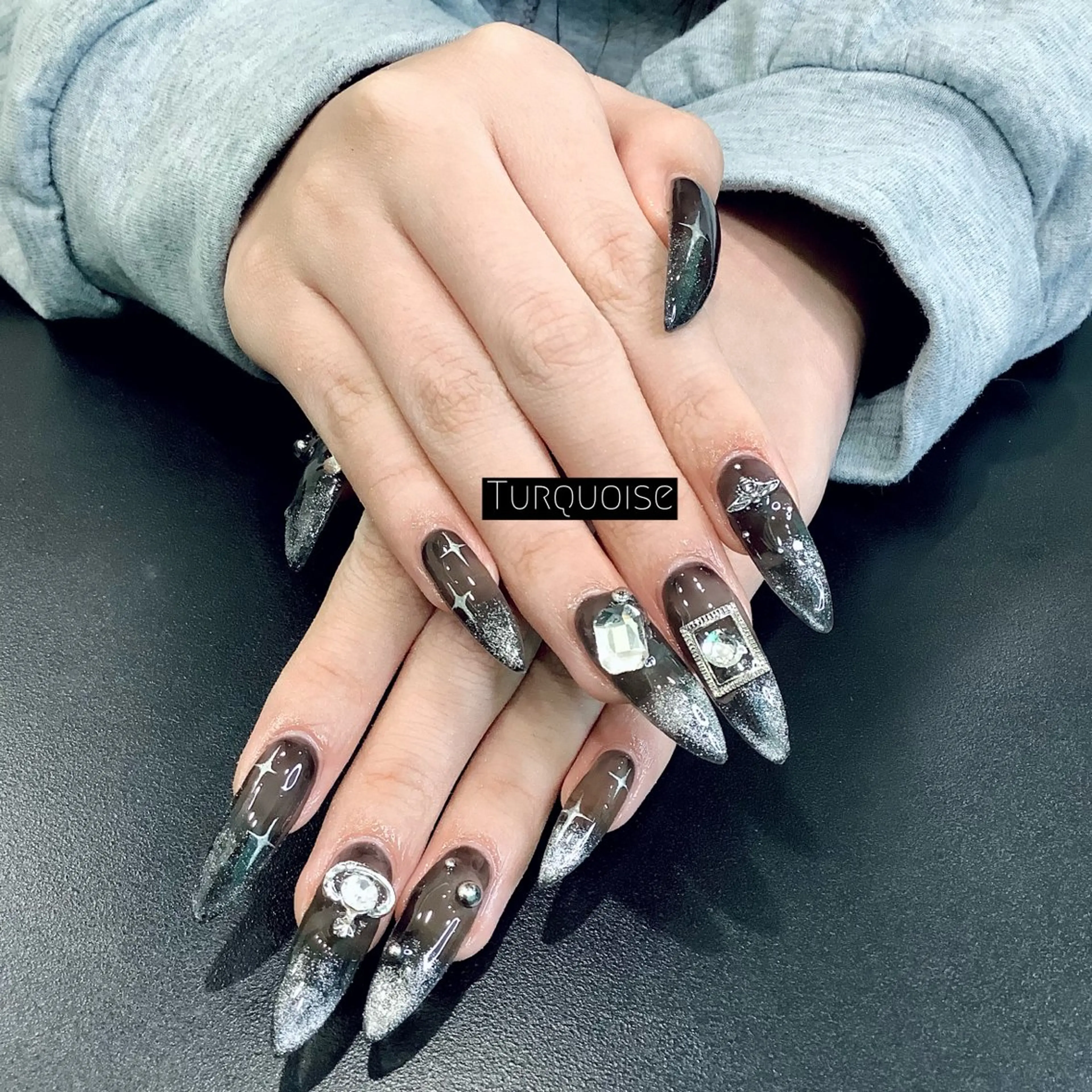 ネイル ハンドネイル ハンドケア 個性派ネイルサロン 💅🏼ターコイズのネイルデザイン