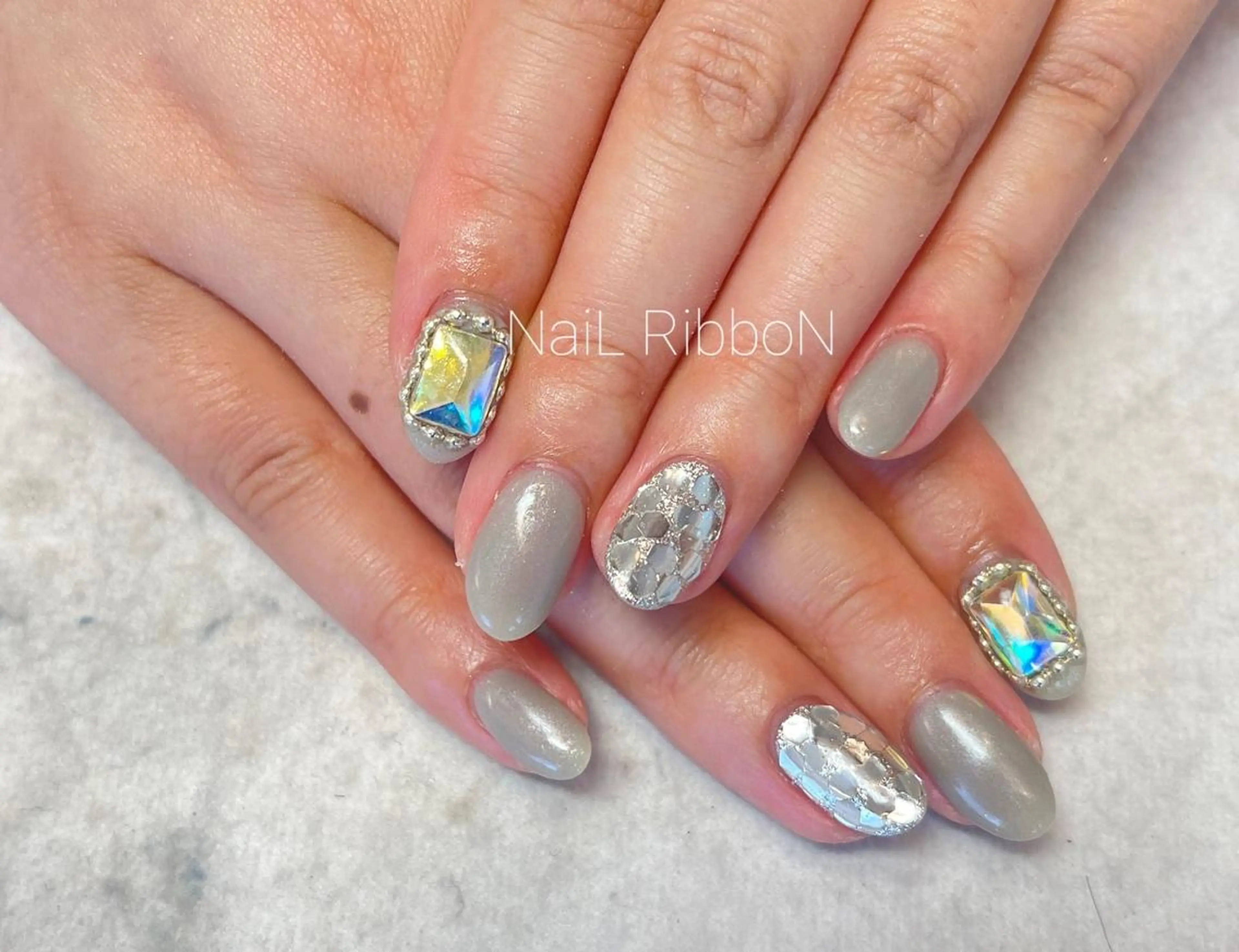 ネイル ネイルリボン 受付スタッフのネイルデザイン