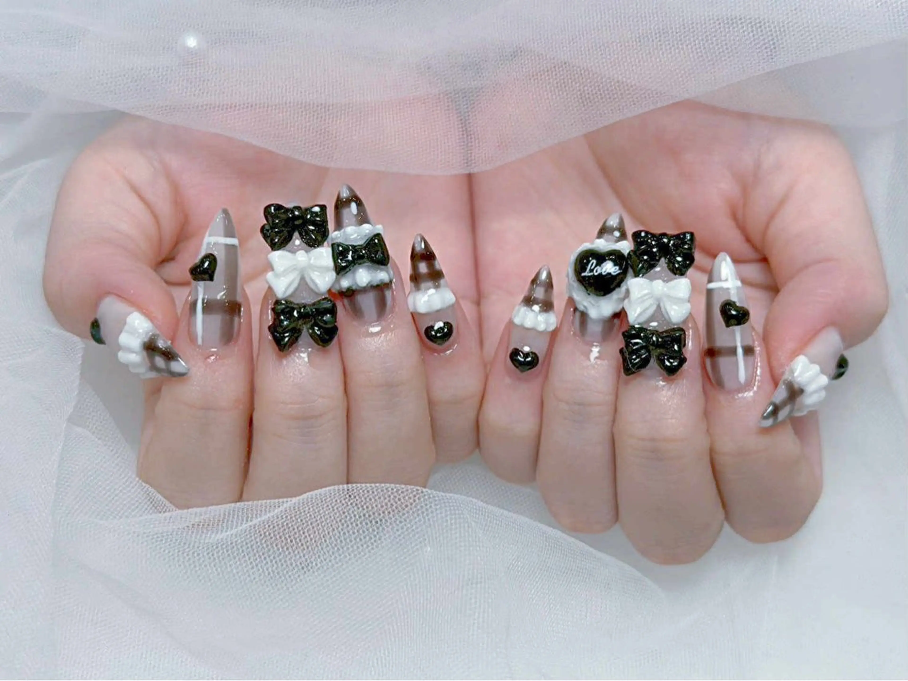 ネイル アートネイル オーロラネイル チークネイル 長さ出し フットネイル ハンドネイル ハンドケア Mio_ Noiranailのネイルデザイン