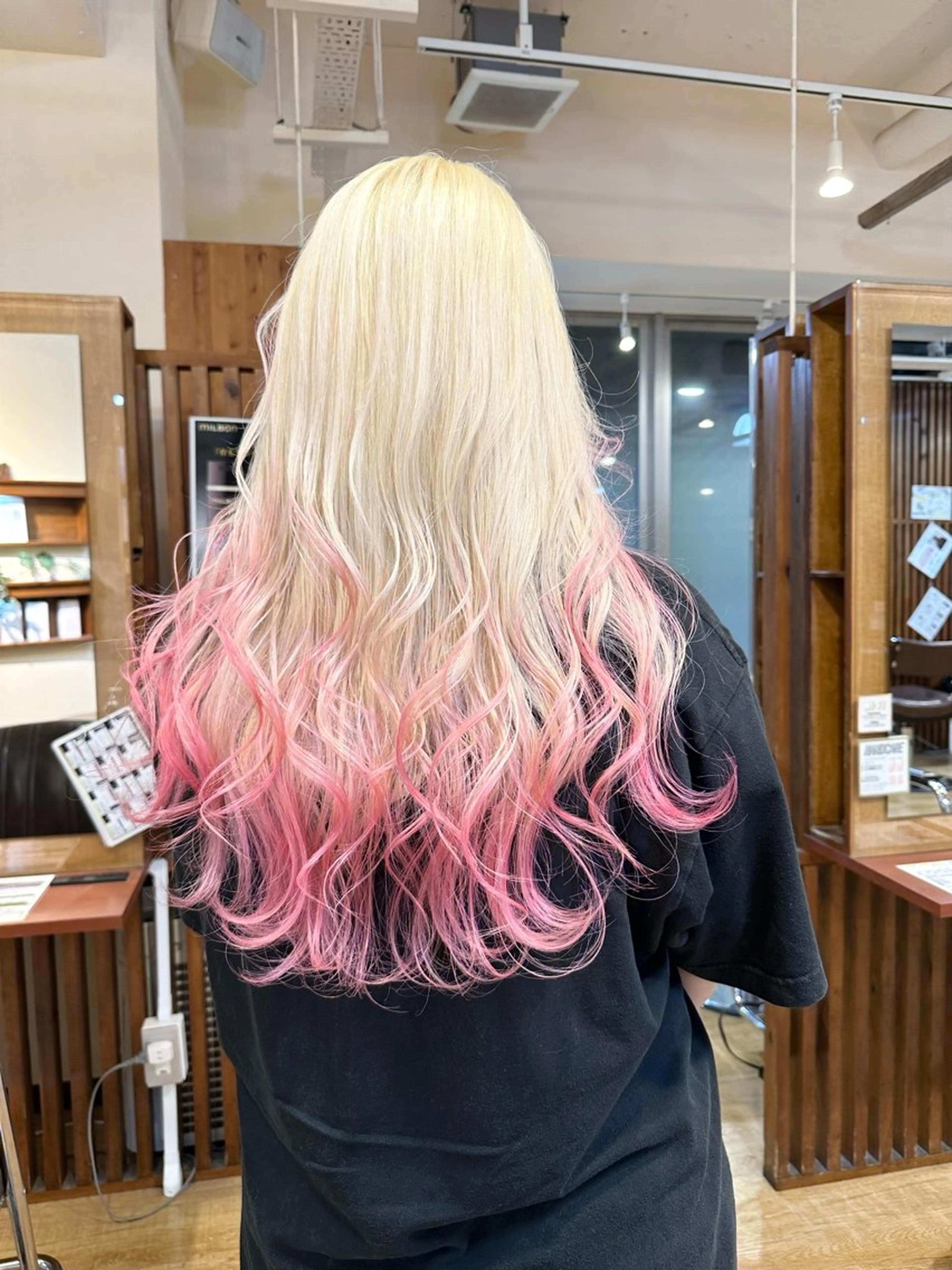 ロング 🌈8月末までシャ イン輝きハイトーン✨のヘアスタイル