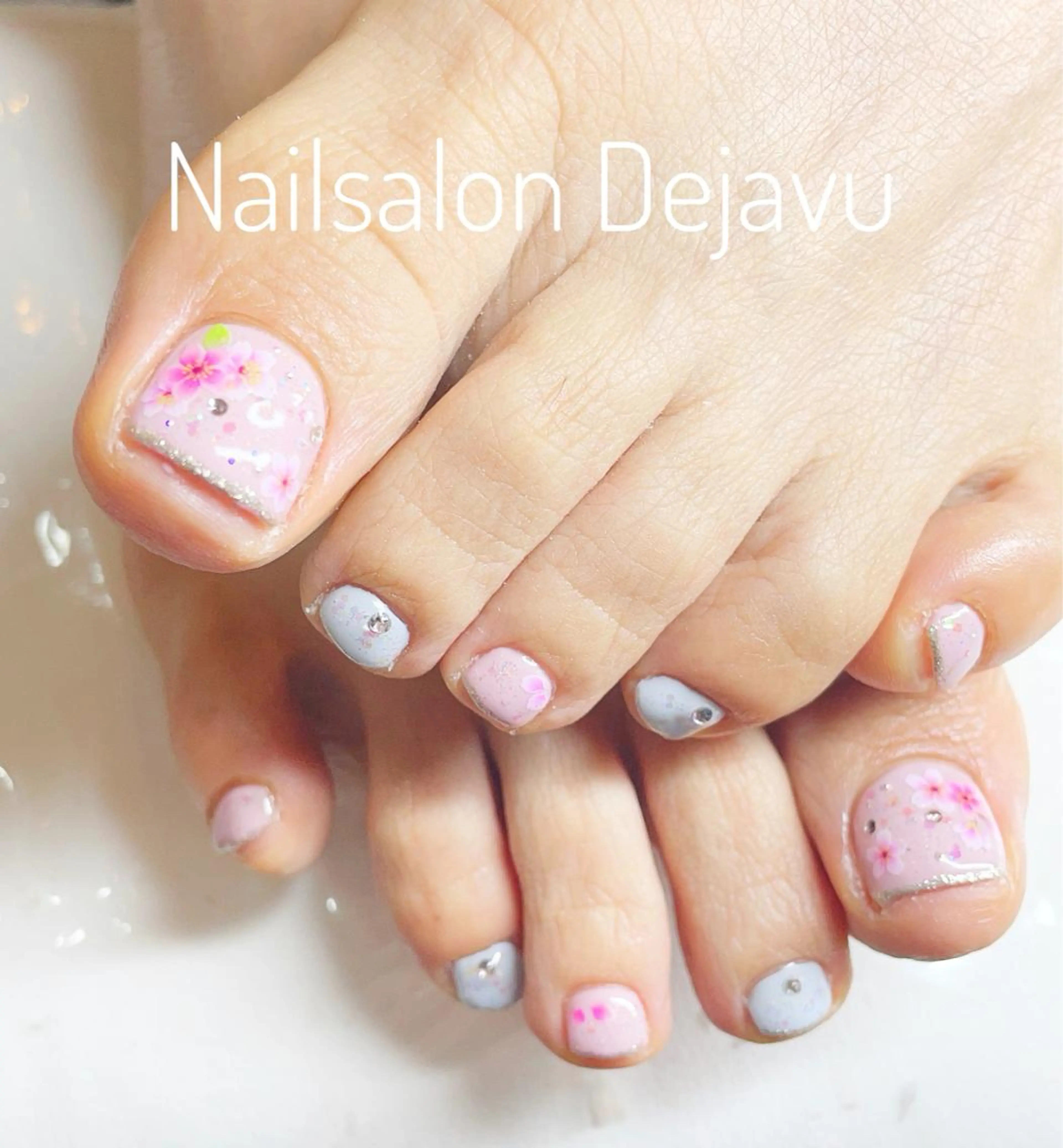 ネイル アートネイル 桜ネイル フットネイル 春ネイル Nail salon Dejavu 🌿のネイルデザイン