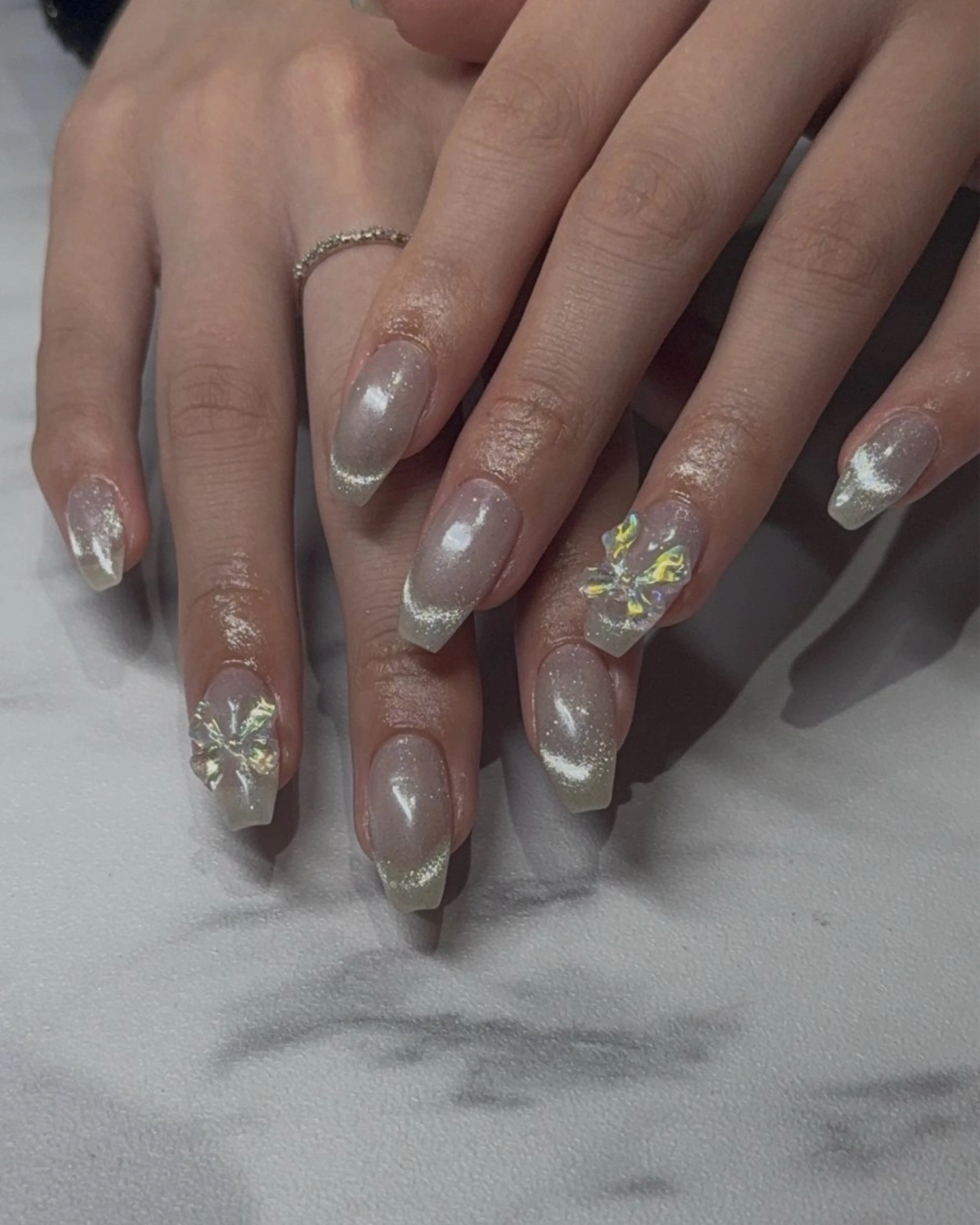 ネイル マグネットネイル リボン ホワイト ハンドネイル mikoto 🎀 艶々美フォルムのネイルデザイン