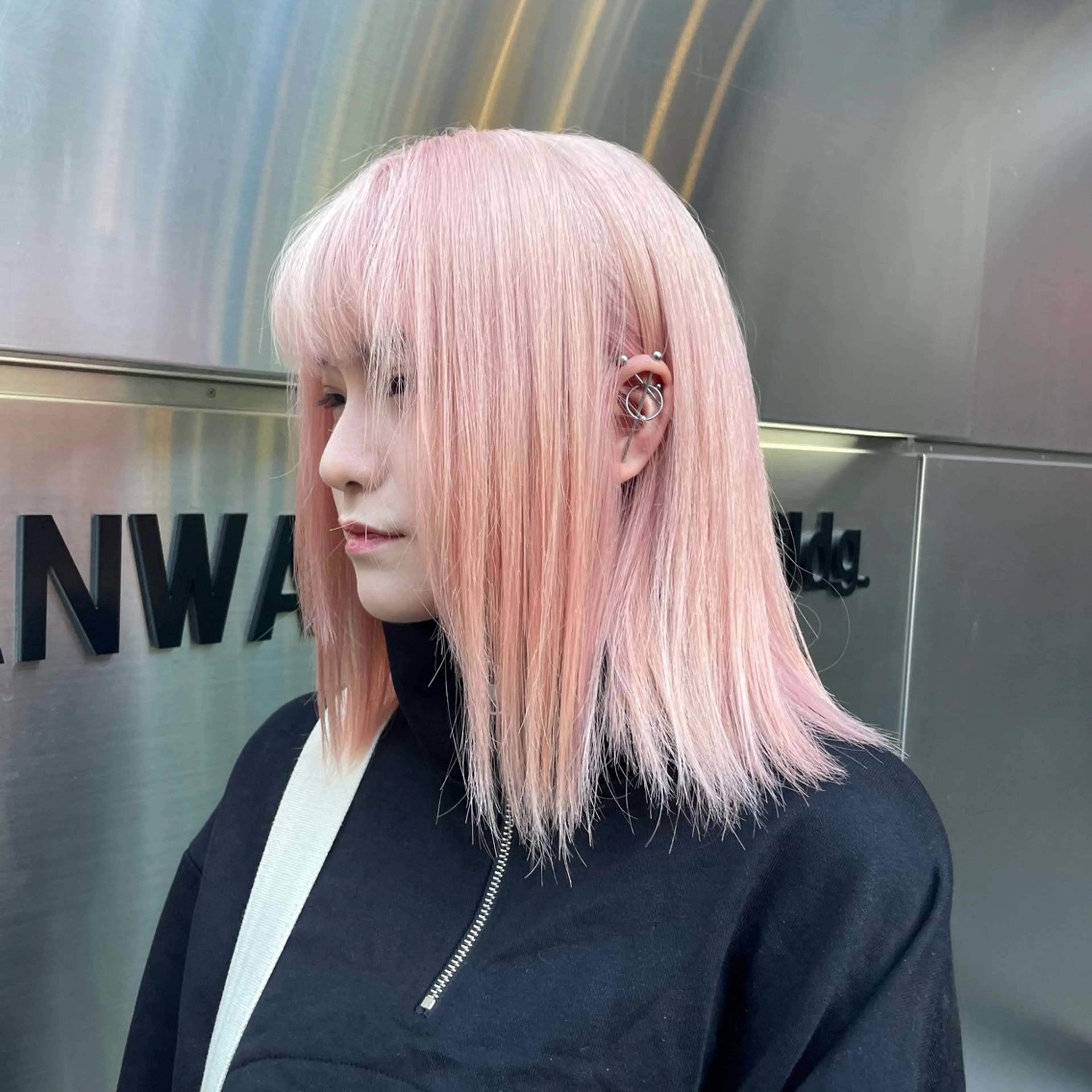 ミディアム カラー ピンクカラー ホワイト&レイヤーカ ットエクステ長畠俊輔のヘアスタイル