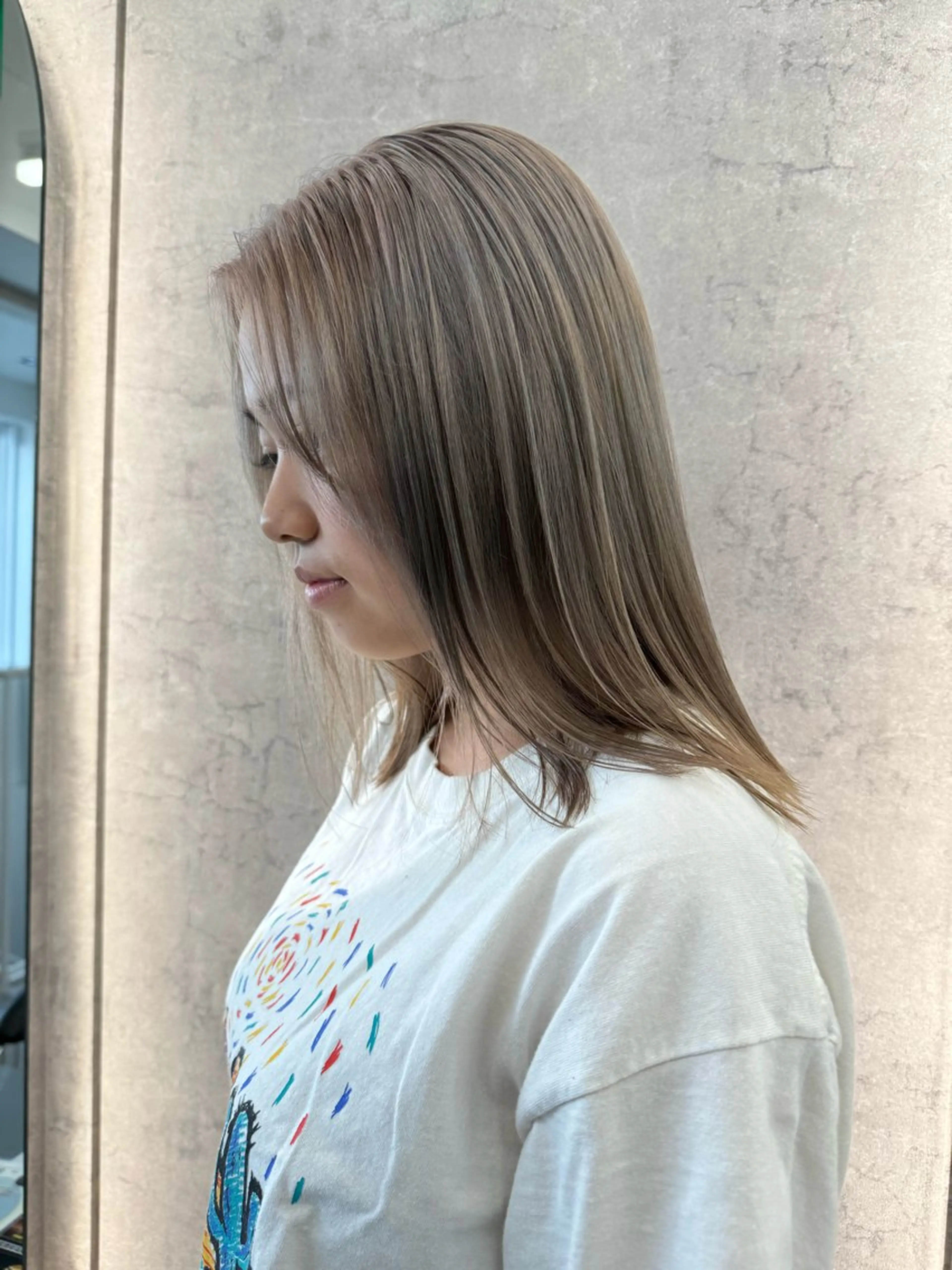 ミディアム カラー ブリーチ ダブルカラー グレージュ ハイトーンカラー ミルクティーグレージュ ヘアカラー トリートメント ブリーチ特化 梅田本多翔のヘアスタイル