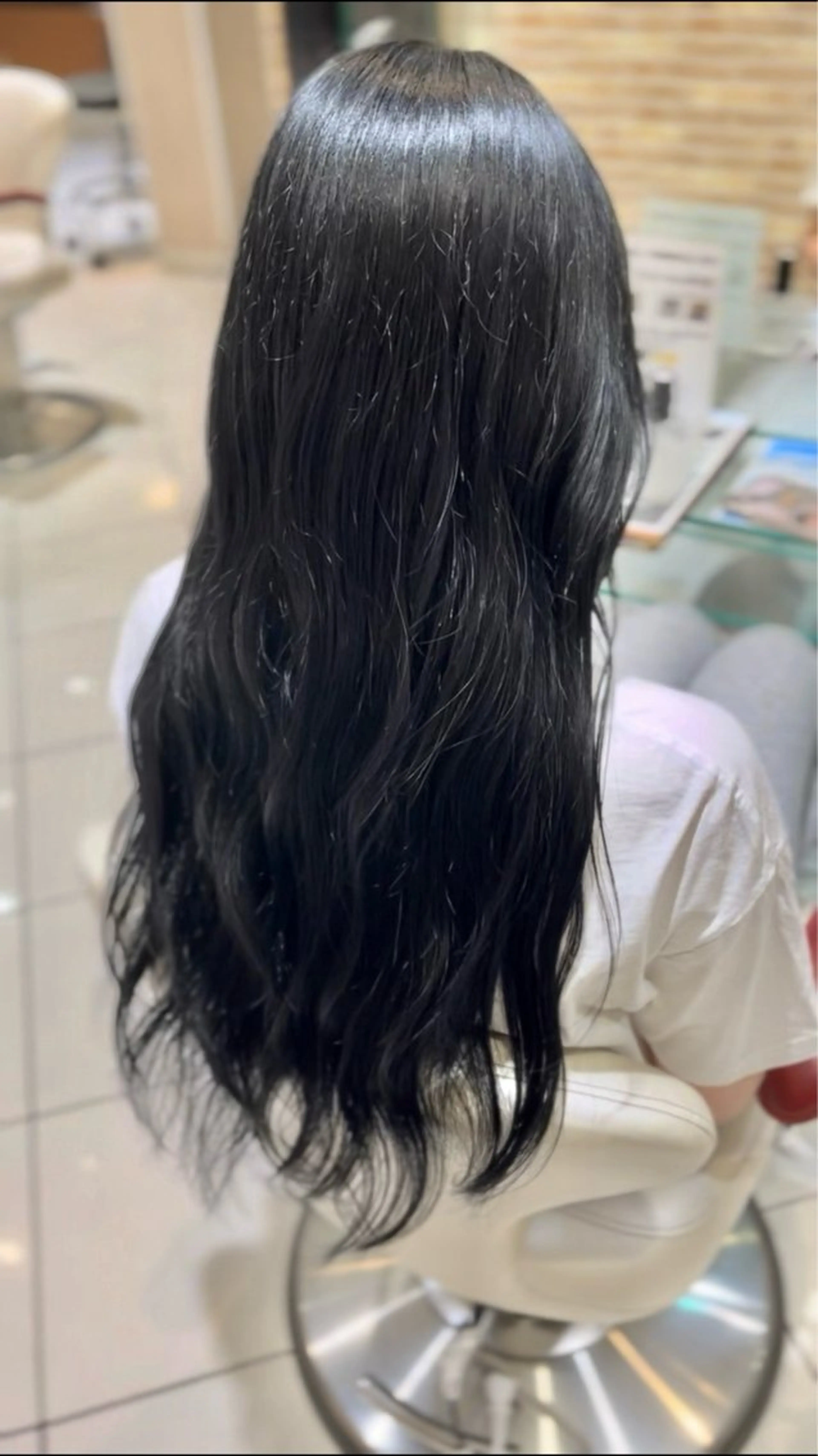 ロング カラー 黒髪 ブルーカラー ブルーブラック ヘアカラー トリートメント 髪質改善美容師 鈴木のヘアスタイル