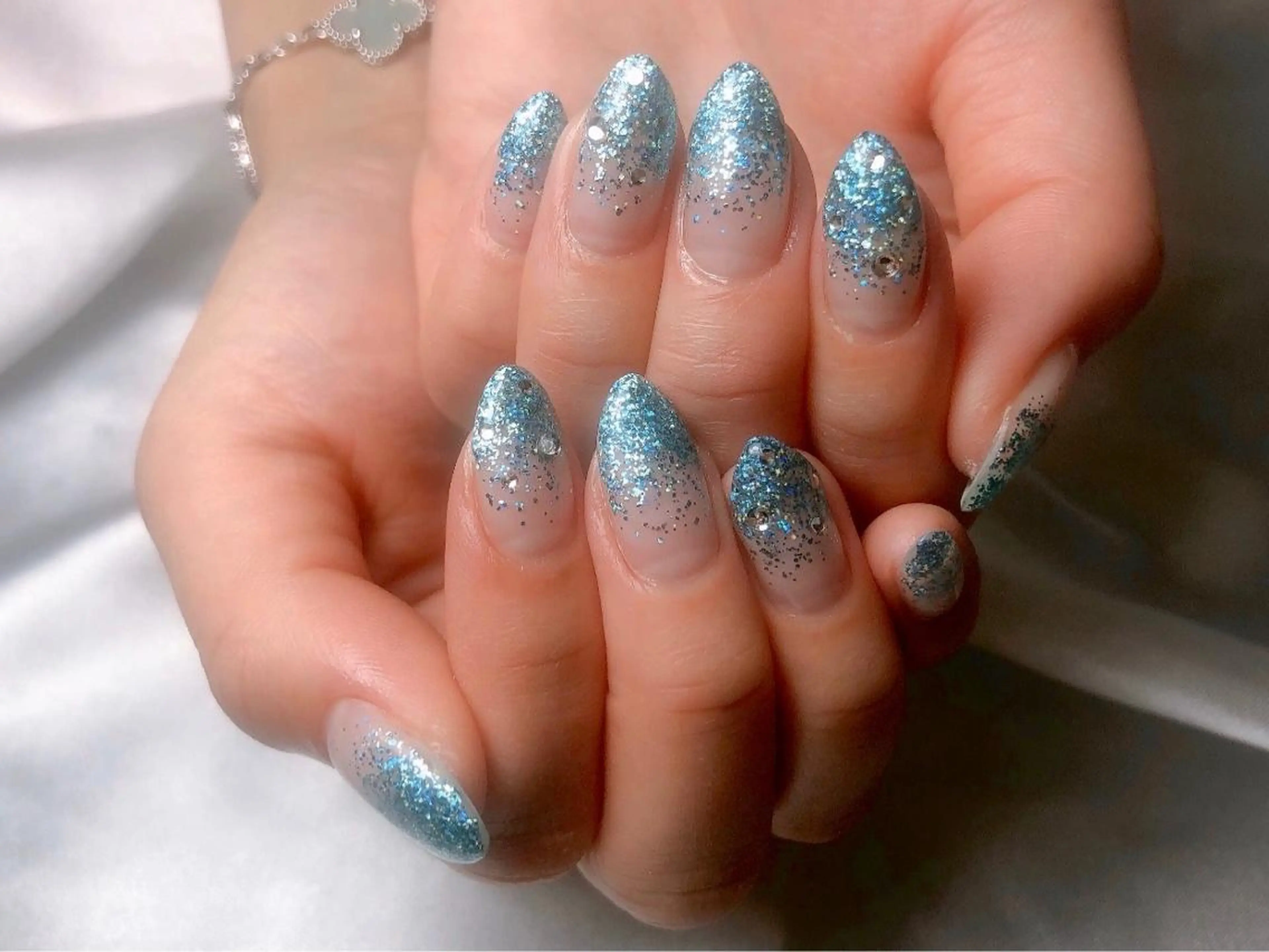 ネイル オーロラネイル ブルー グラデーション キラキラネイル ラメ(グリッター) ハンドネイル GREEM グリームのネイルデザイン