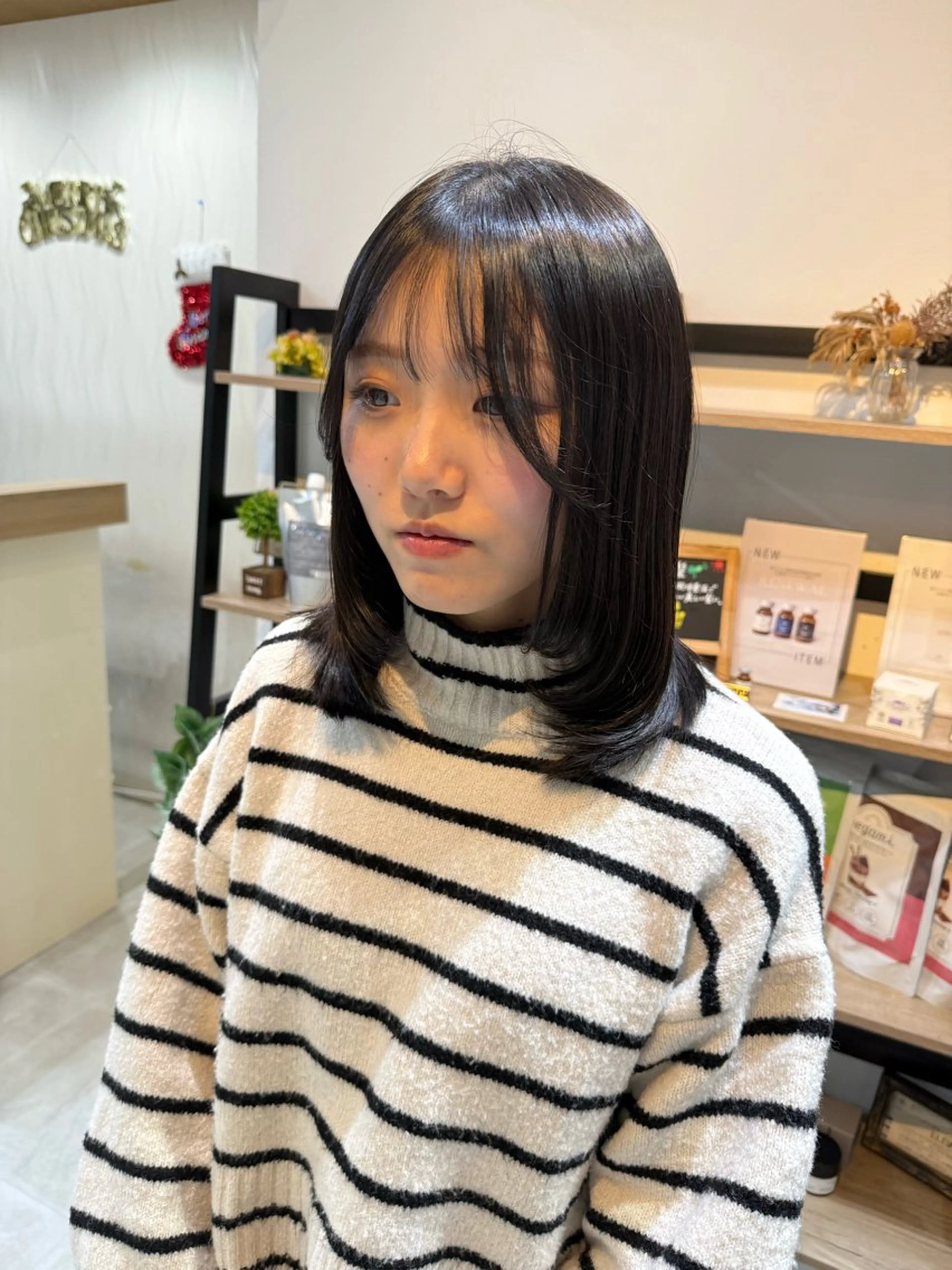 ミディアム レイヤーカット 島 歩那のヘアスタイル