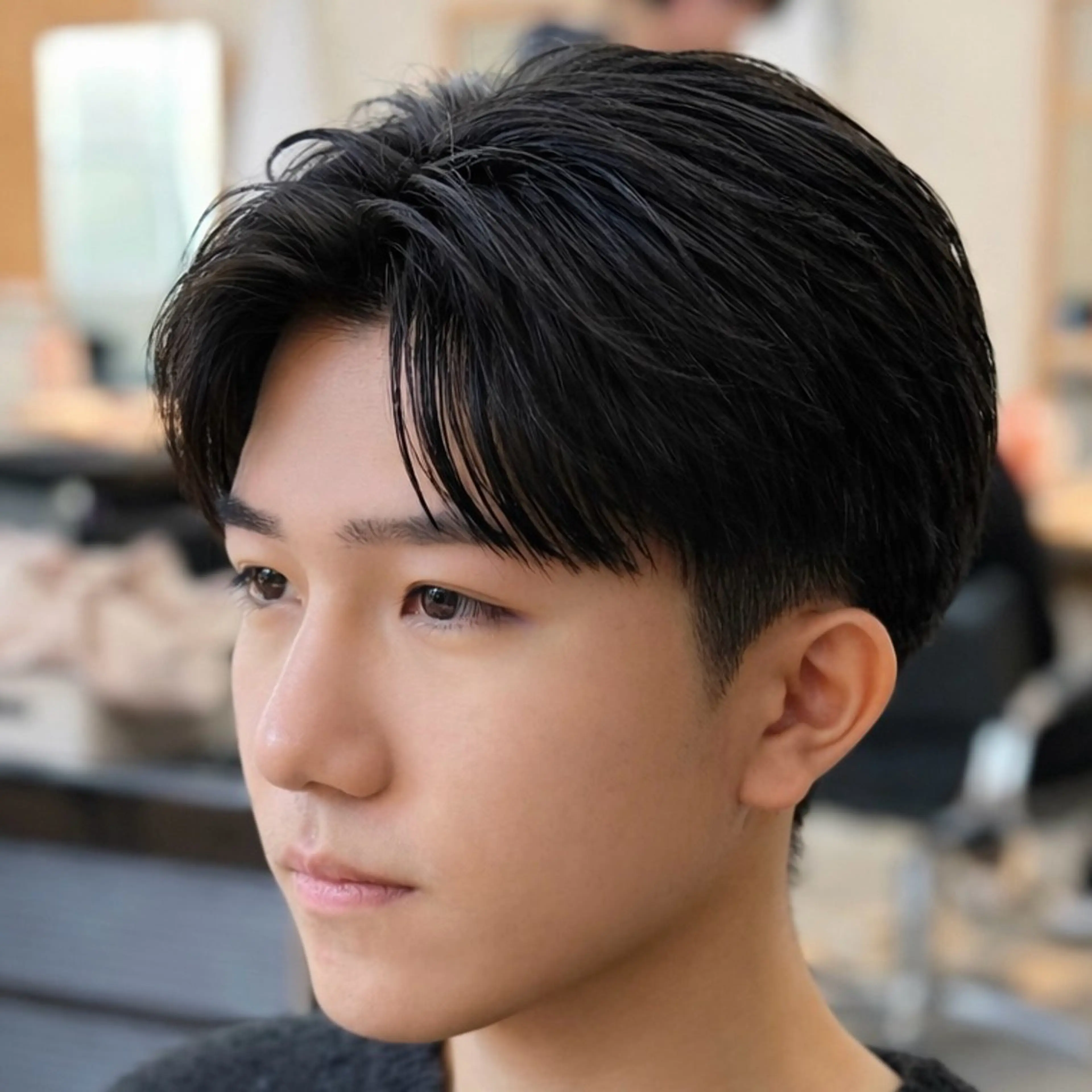 パーマ メンズ センターパート フェザーパーマ メンズ韓国風 メンズパーマ 刈り上げ カット パーマ 男の理想を叶える🔥 メンズパーマ特化｜関のヘアスタイル