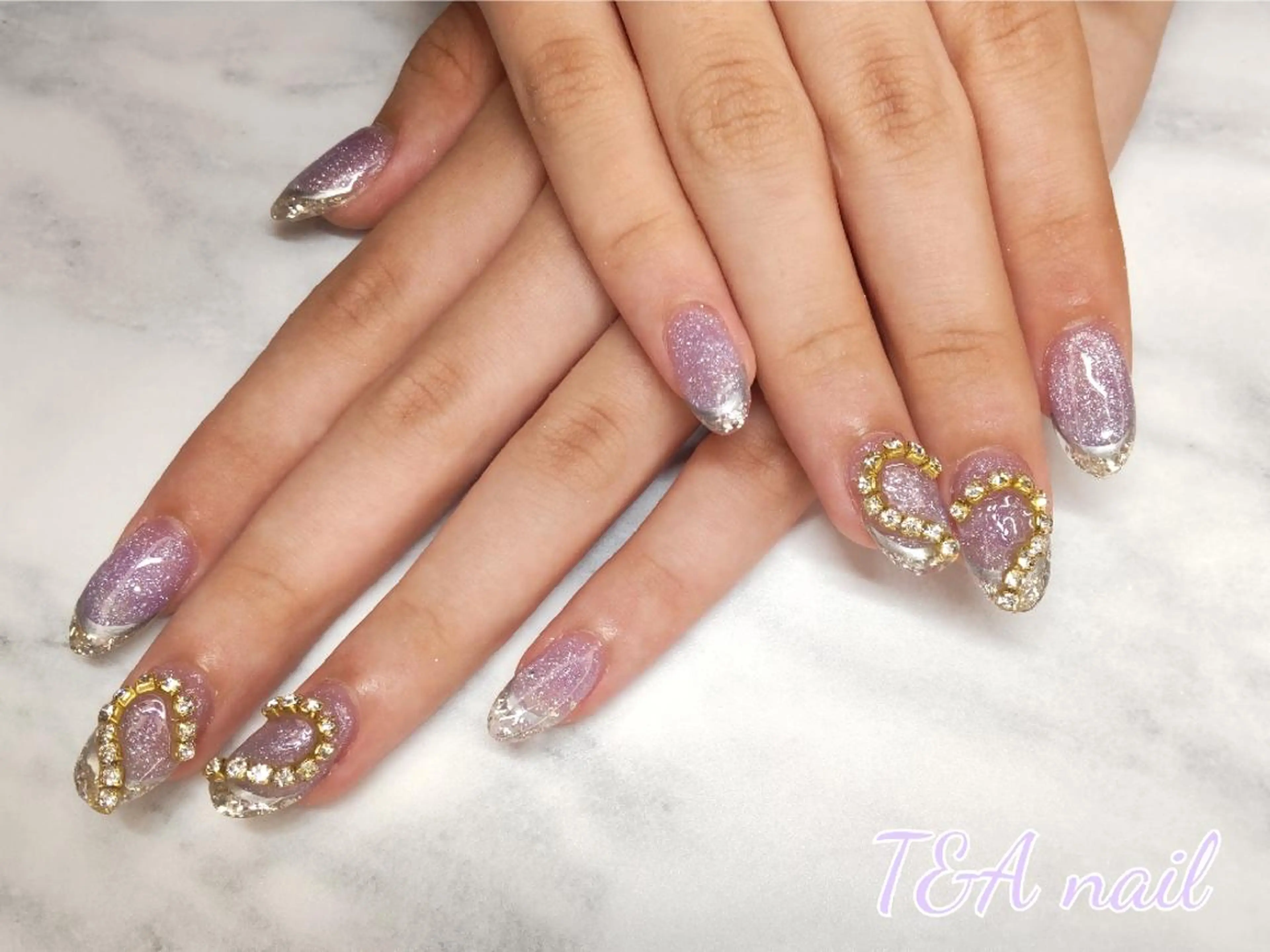 ミディアム ネイル パープルカラー 長さ出し ジェルネイル ハート キラキラネイル ハンドネイル T&A nailのネイルデザイン