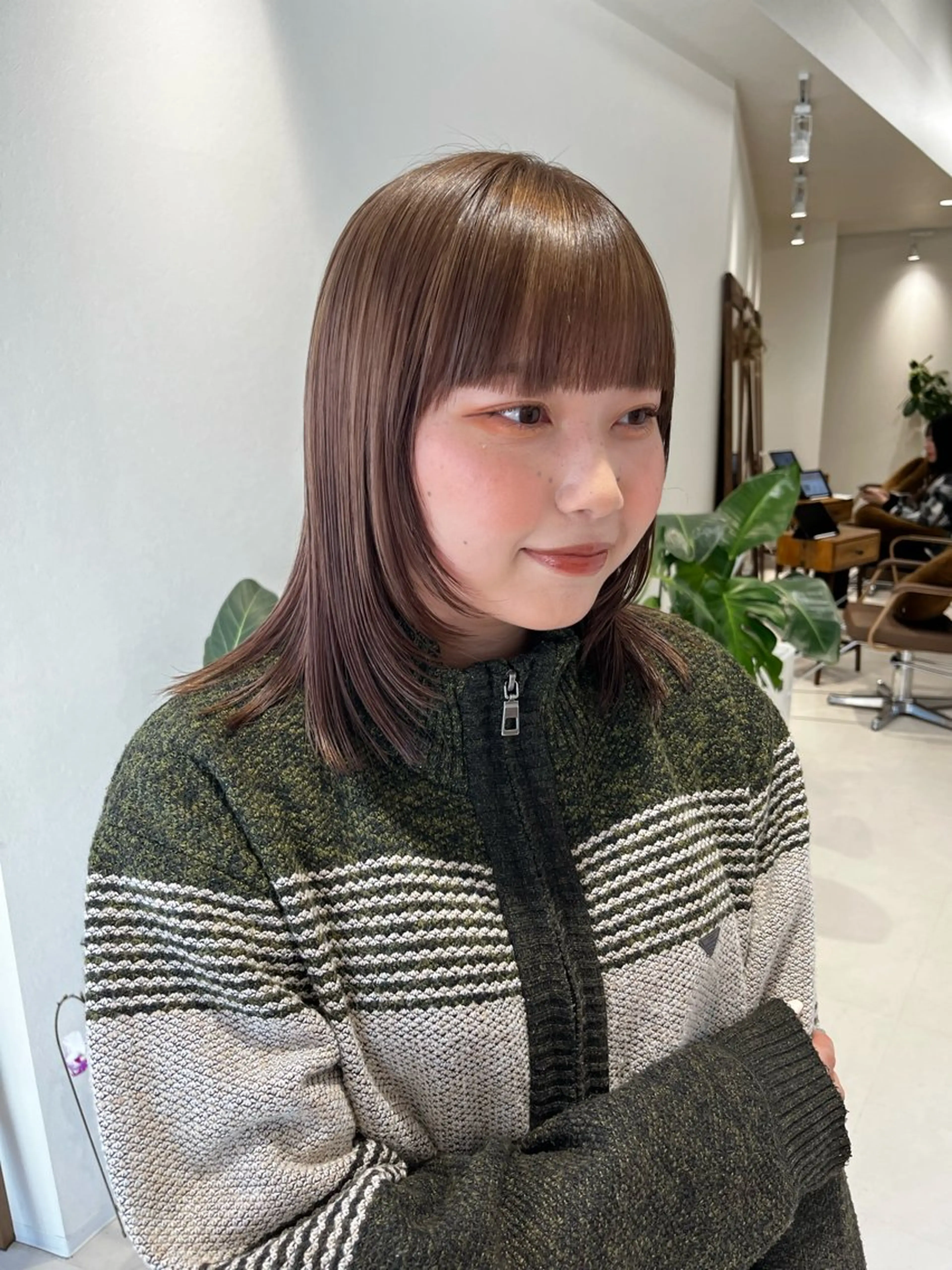 ミディアム カラー ベージュカラー 顔まわりレイヤー レイヤーカット カット ヘアカラー トリートメント レイヤーカット/ブラ ウンカラー/河野凜のヘアスタイル