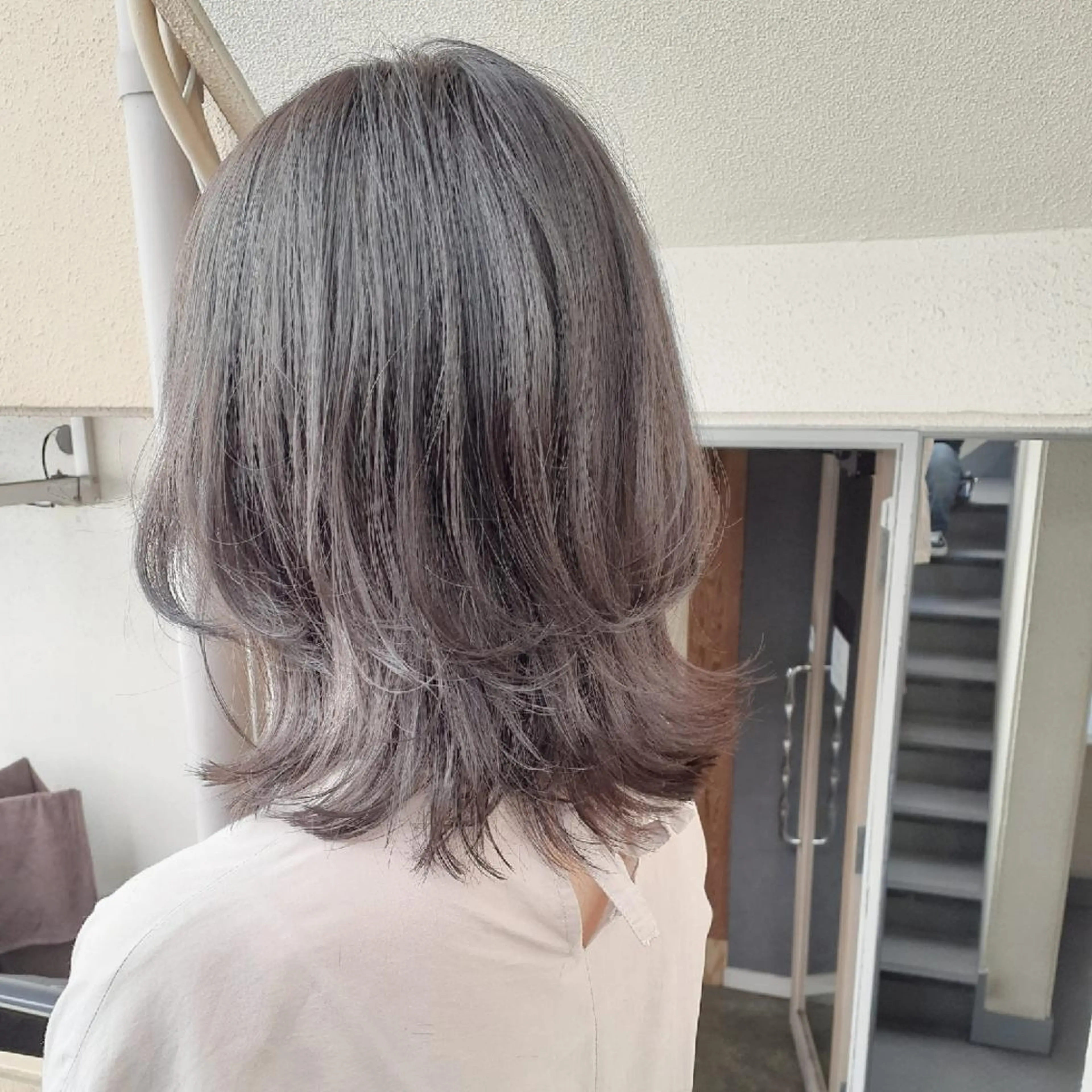 ミディアム カラー ブリーチ シルバー ウルフカット カット ヘアカラー トリートメント 🔳髪質改善🔳 岡本陽のヘアスタイル