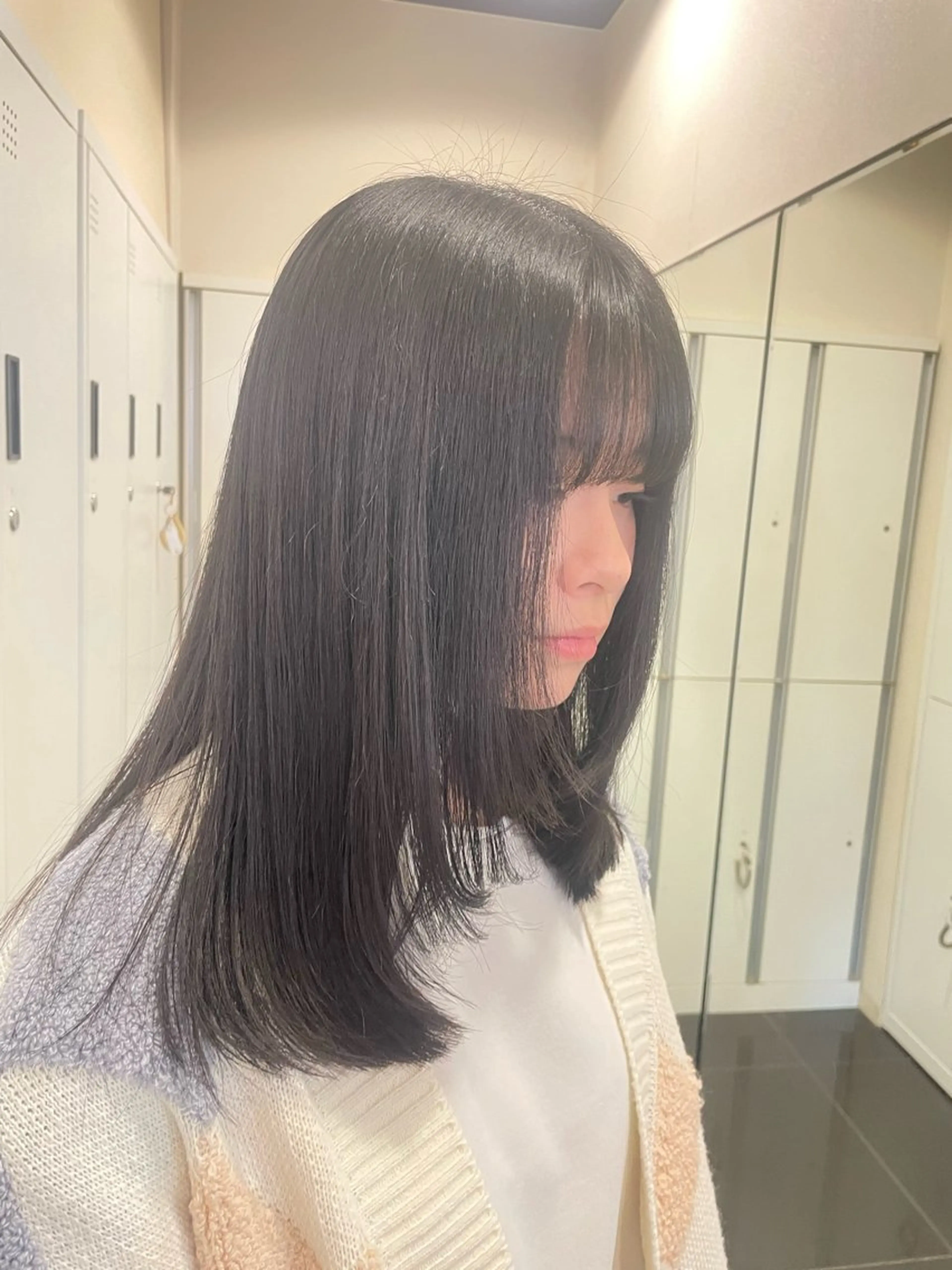 ミディアム カット ハイトーン/レイヤー 似合わせ・ユキノのヘアスタイル