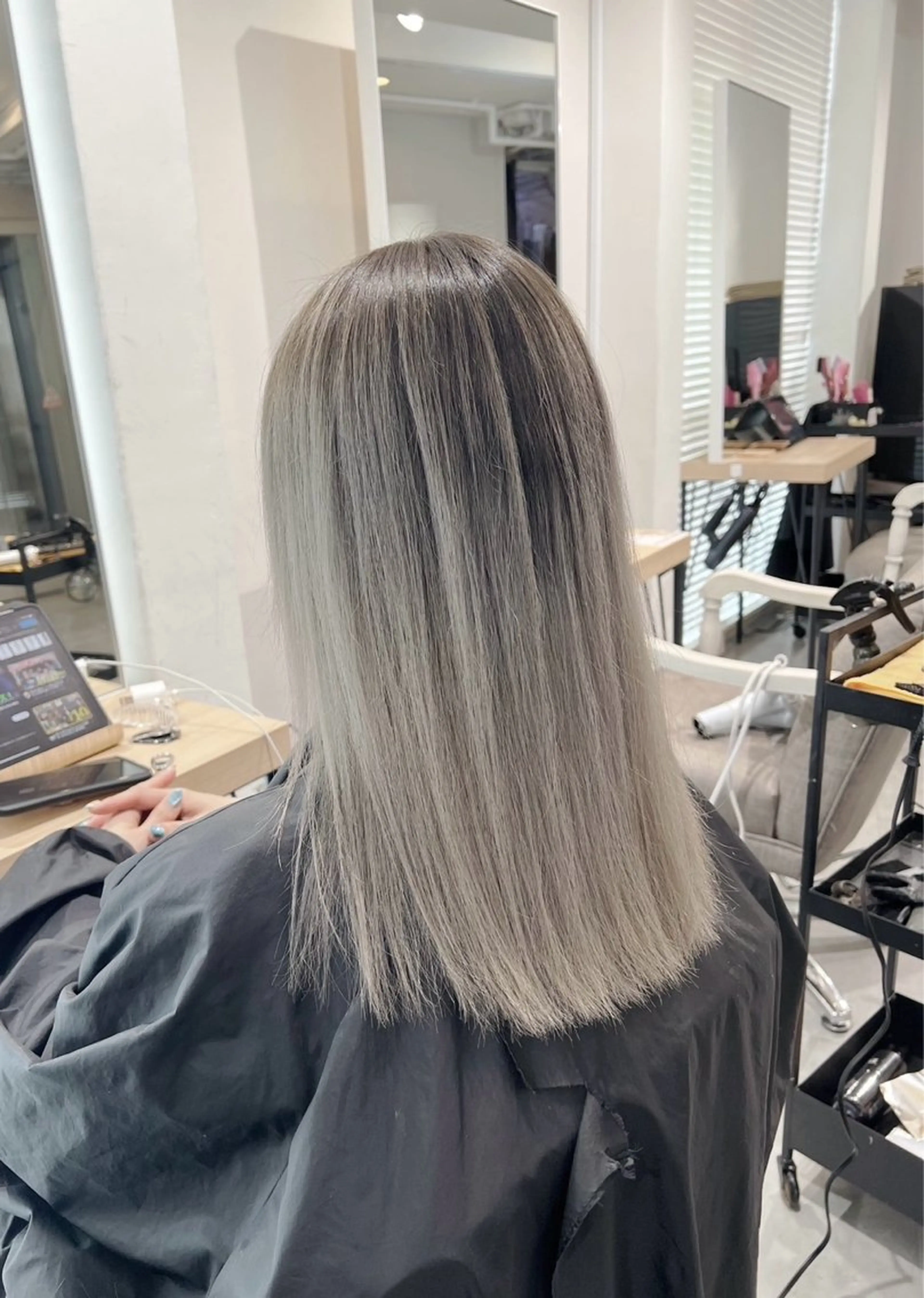 セミロング カラー バレイヤージュ シルバー ホワイトシルバー レイヤーカット ヘアカラー トリートメント ROBIN所属・指名数No.1 /NAOYAのヘアスタイル