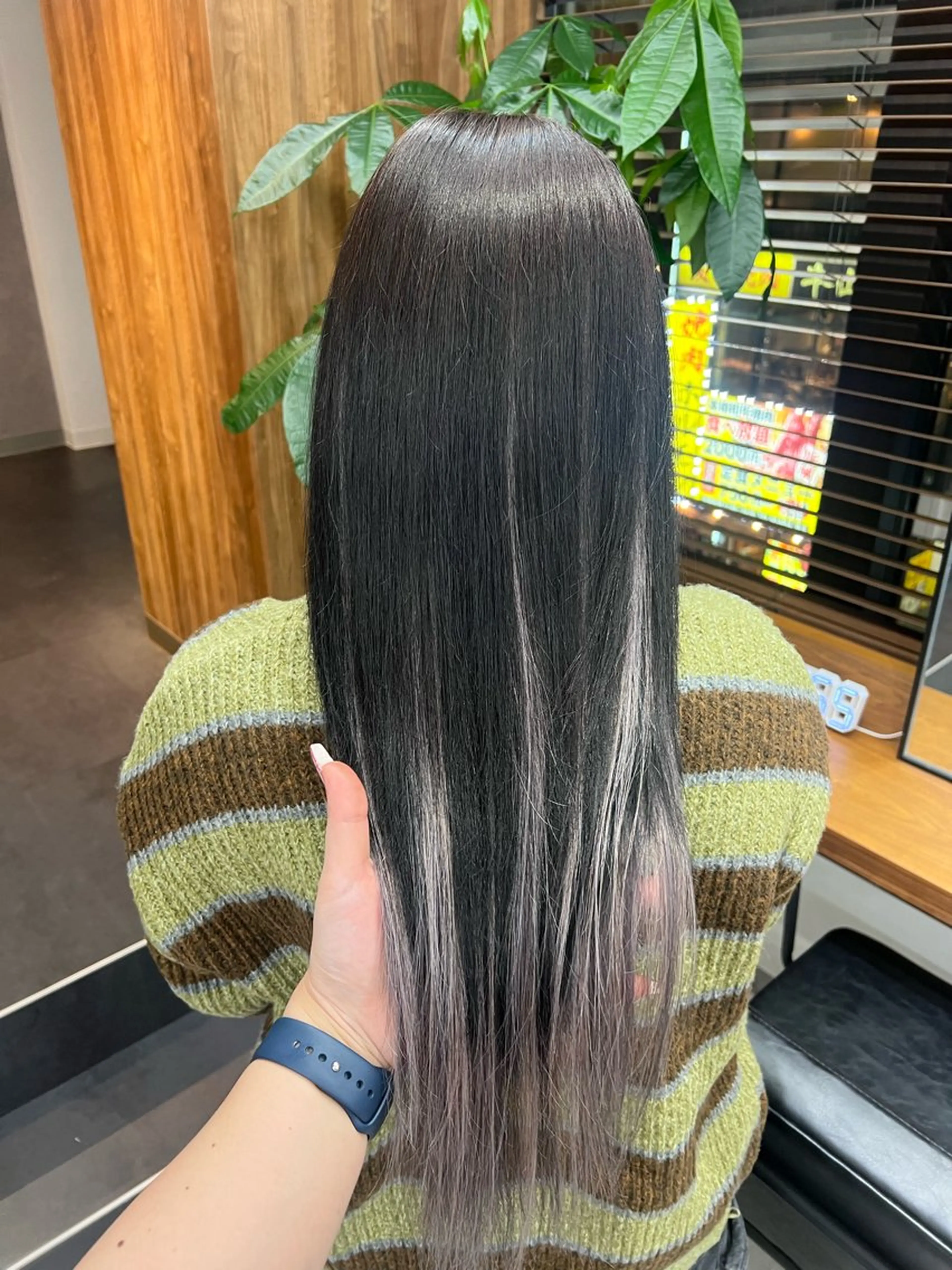 ロング カラー シールエクステ 黒髪 グラデーションカラー シルバー エクステ ショート/ウルフ カットモデル募集のヘアスタイル