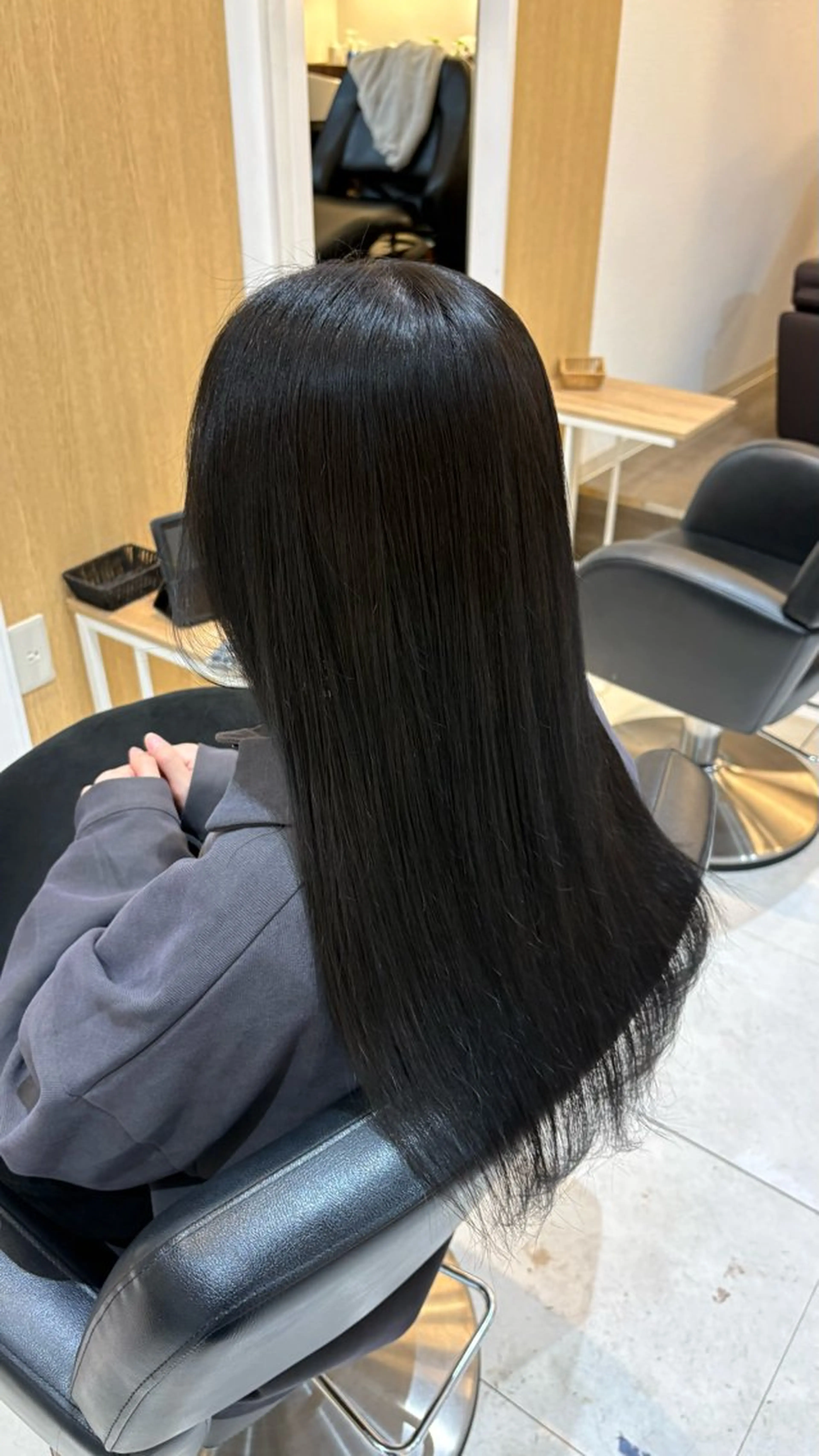 セミロング カラー ブリーチ ダークグレー ダークグレージュ グレージュ レイヤーカット カット ヘアカラー hair salon blossy.所属・hair salon blossy./ちばのヘアスタイル