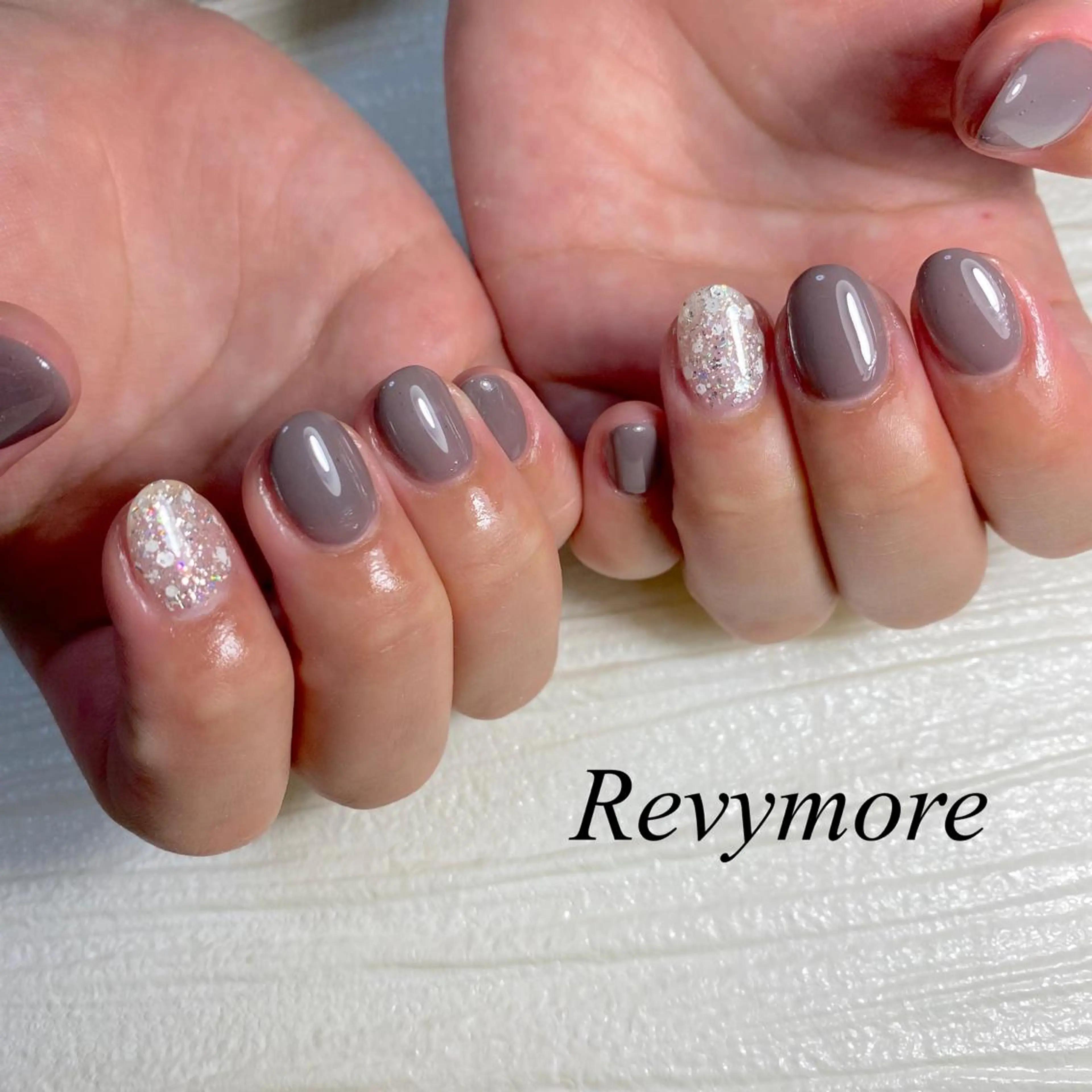 ミディアム ネイル 韓国風ヘア ブラウン ジェルネイル キラキラネイル 韓国ネイル nail salon Revymoreのネイルデザイン