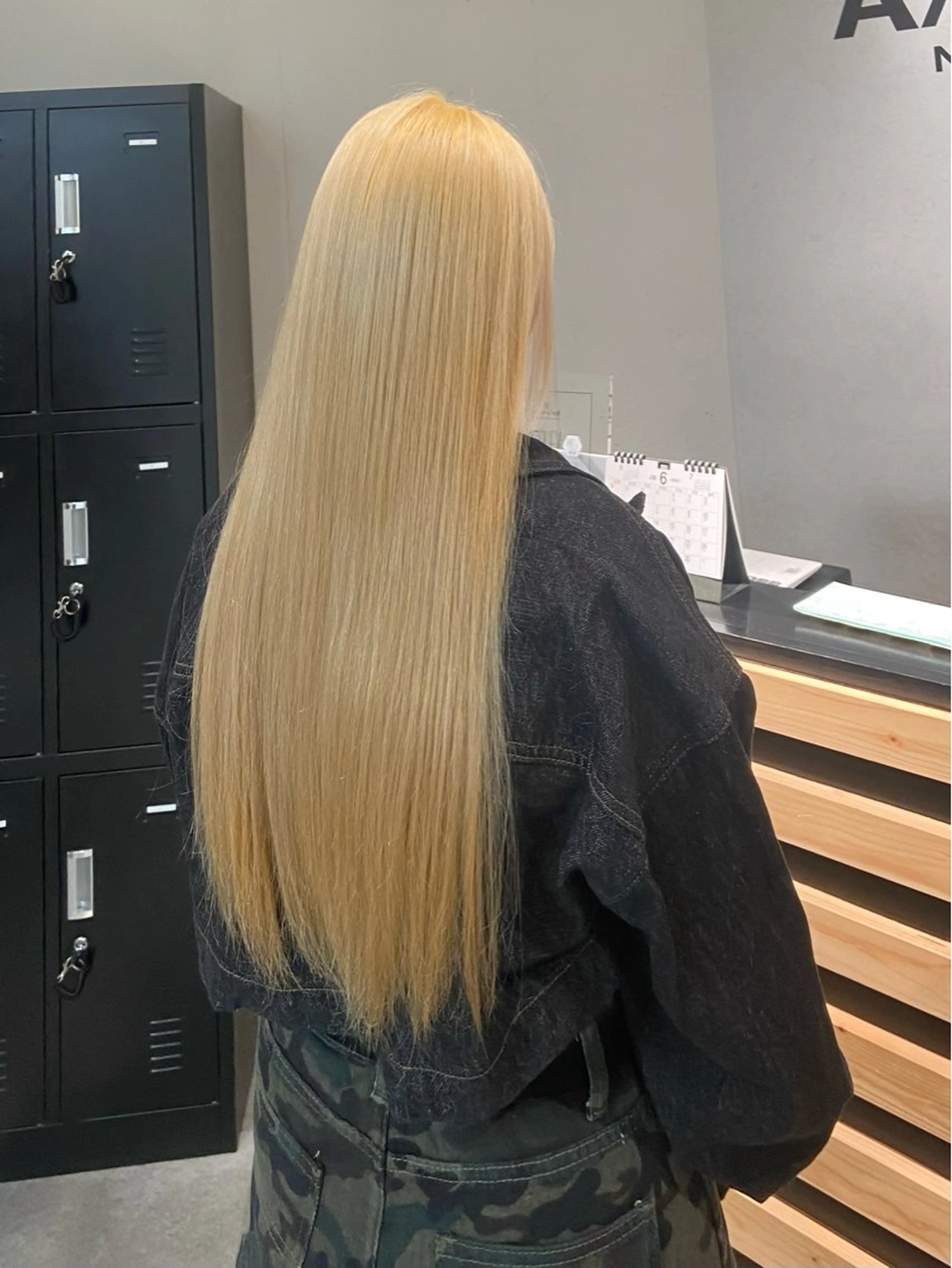 ミディアム カラー ブリーチ ブロンド ケアブリーチ AILEE所属・ウルフカット レイヤーカット上柿のヘアスタイル