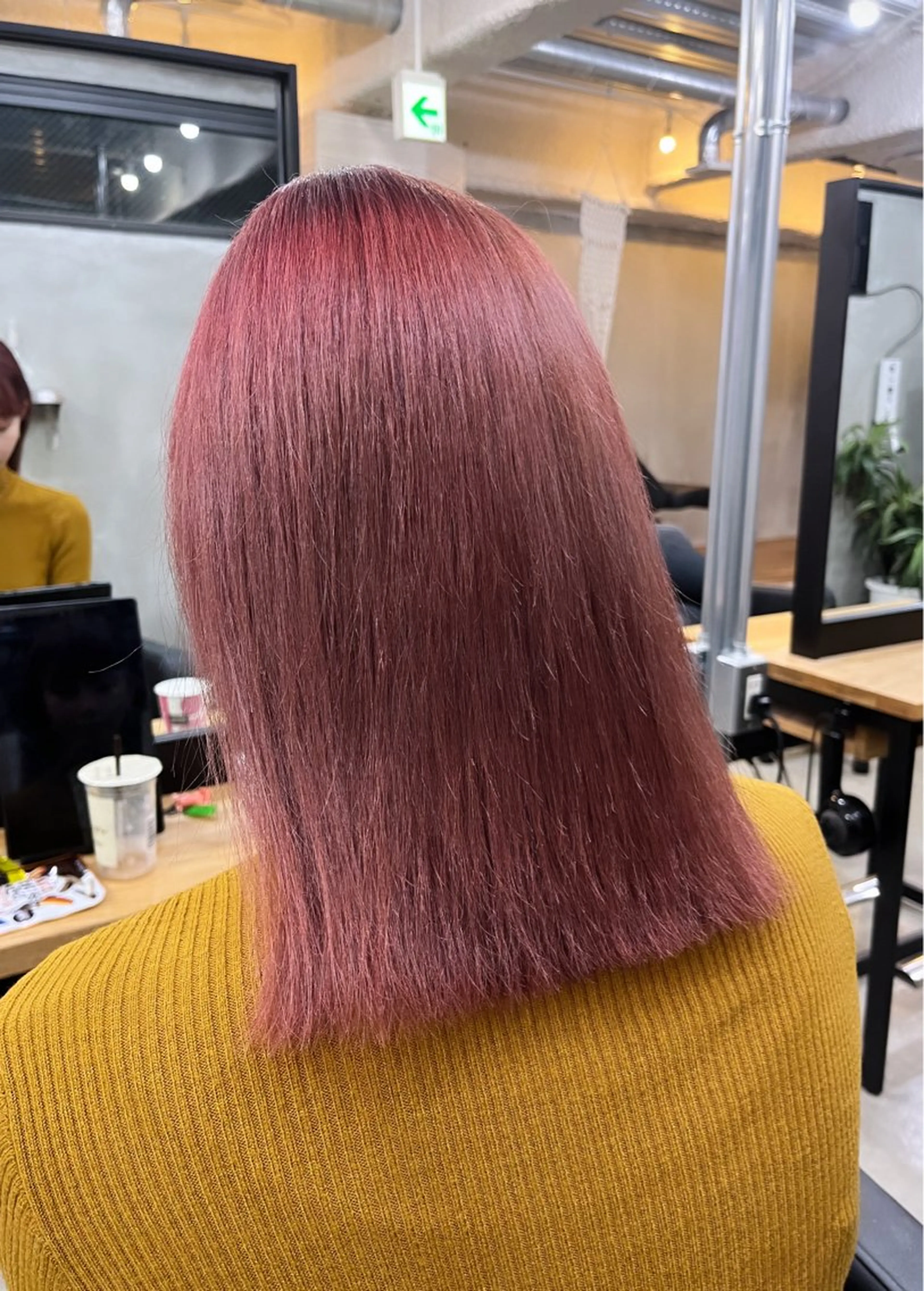 ミディアム カラー ブリーチ ピンクカラー バイオレットカラー 縮毛矯正 とうだだいき レイヤーカットのヘアスタイル