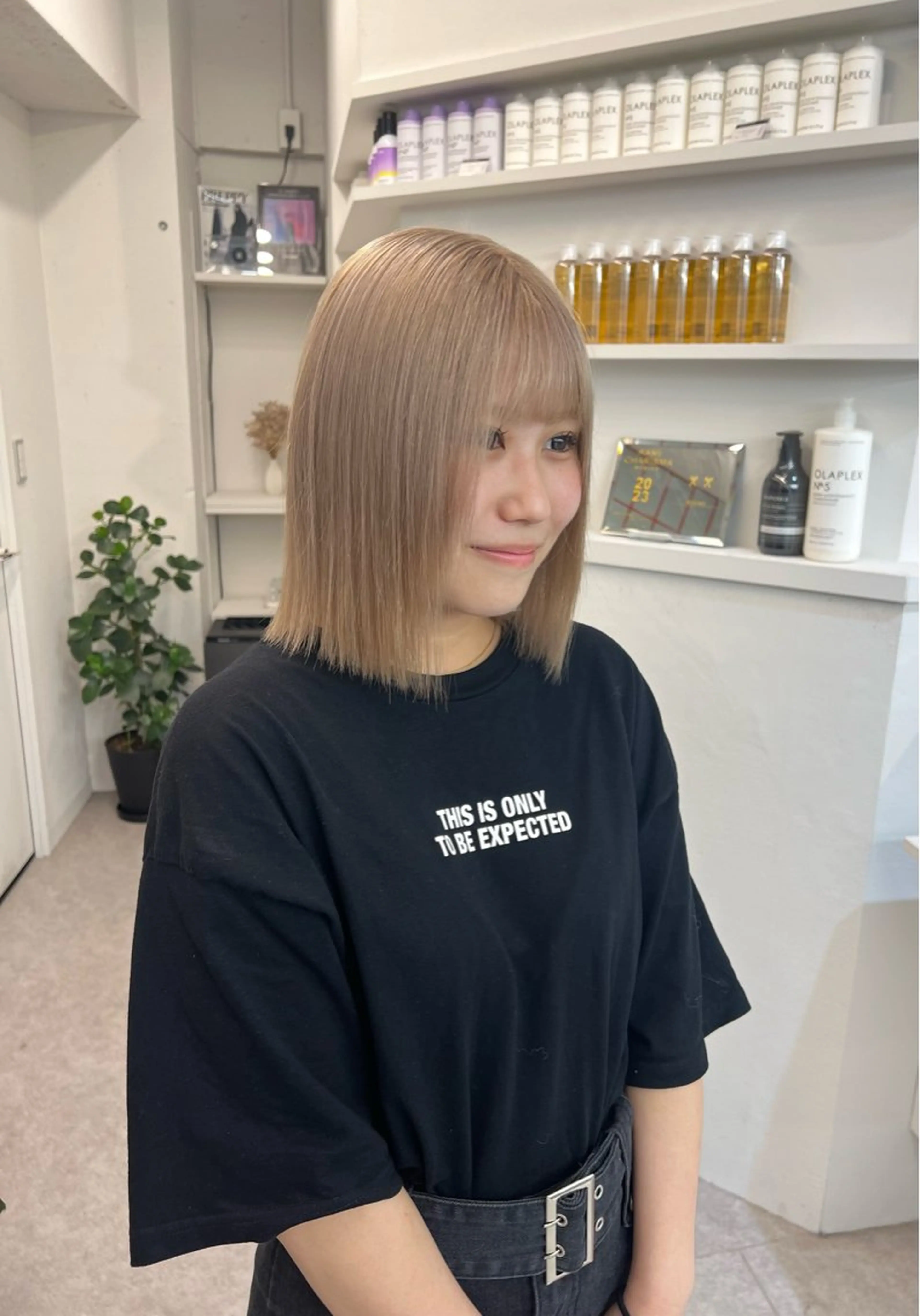 ショート カラー ベージュカラー ブリーチ ハイトーンカラー オリーブベージュ オリーブカラー 𝐇𝐈𝐍𝐀/ 韓国レイヤー🇰🇷のヘアスタイル