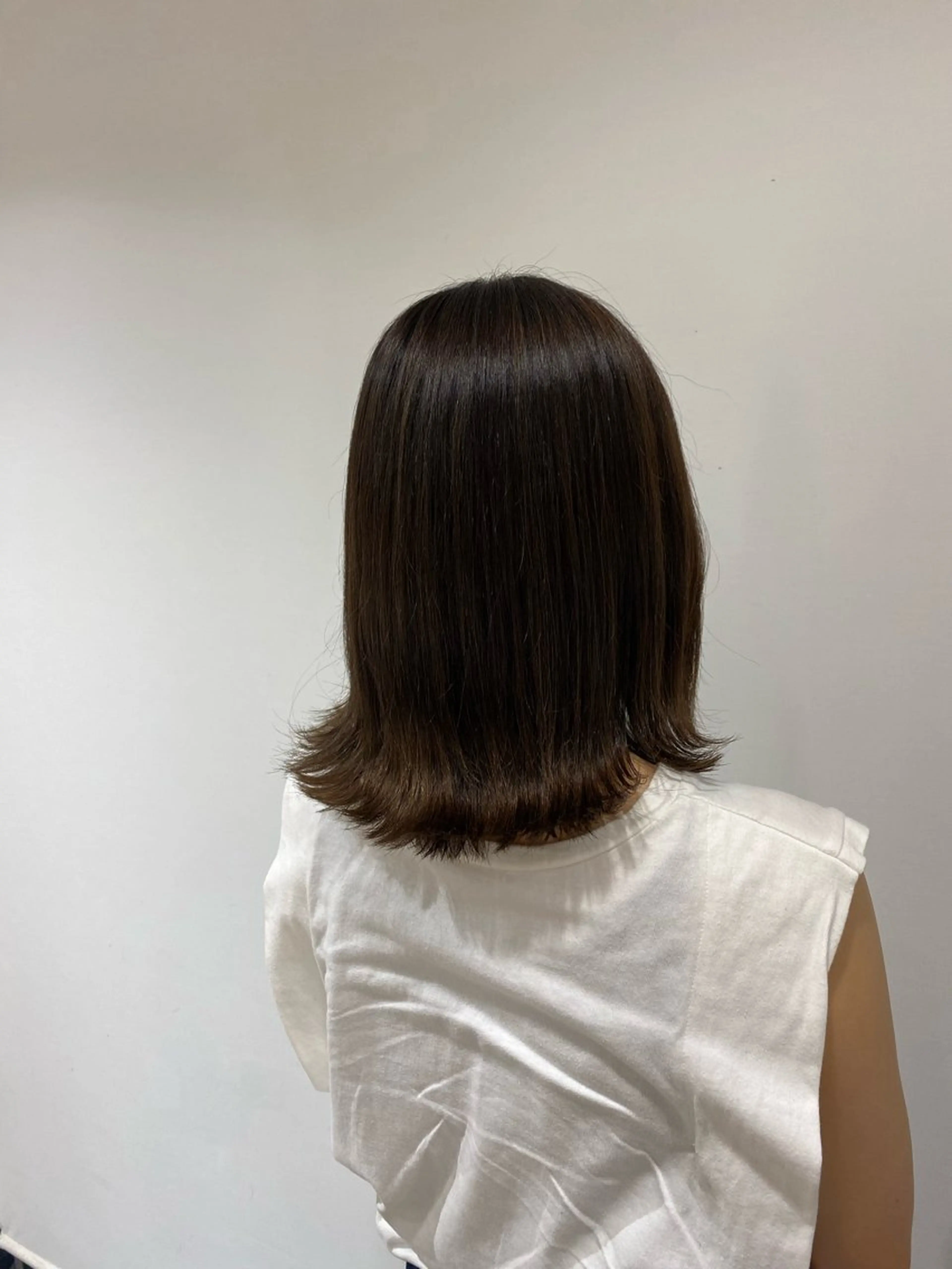 ミディアム カラー i.+OMOTESANDO所属・mei / 艶カラー ミディアム レイヤーのヘアスタイル