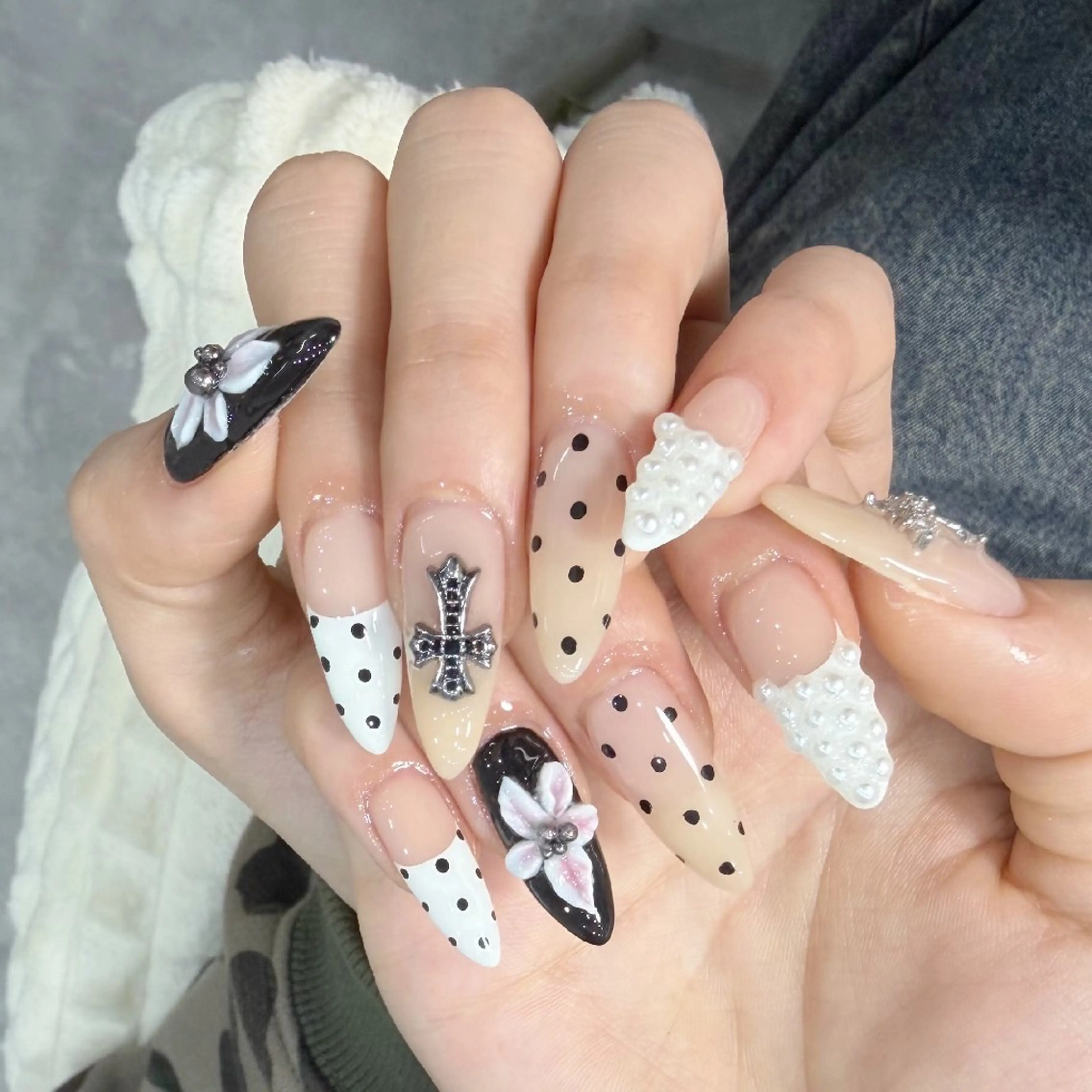 ネイル チークネイル フレンチネイル ジェルネイル ガーリー キラキラネイル ハンドネイル UM Nail Salonのネイルデザイン