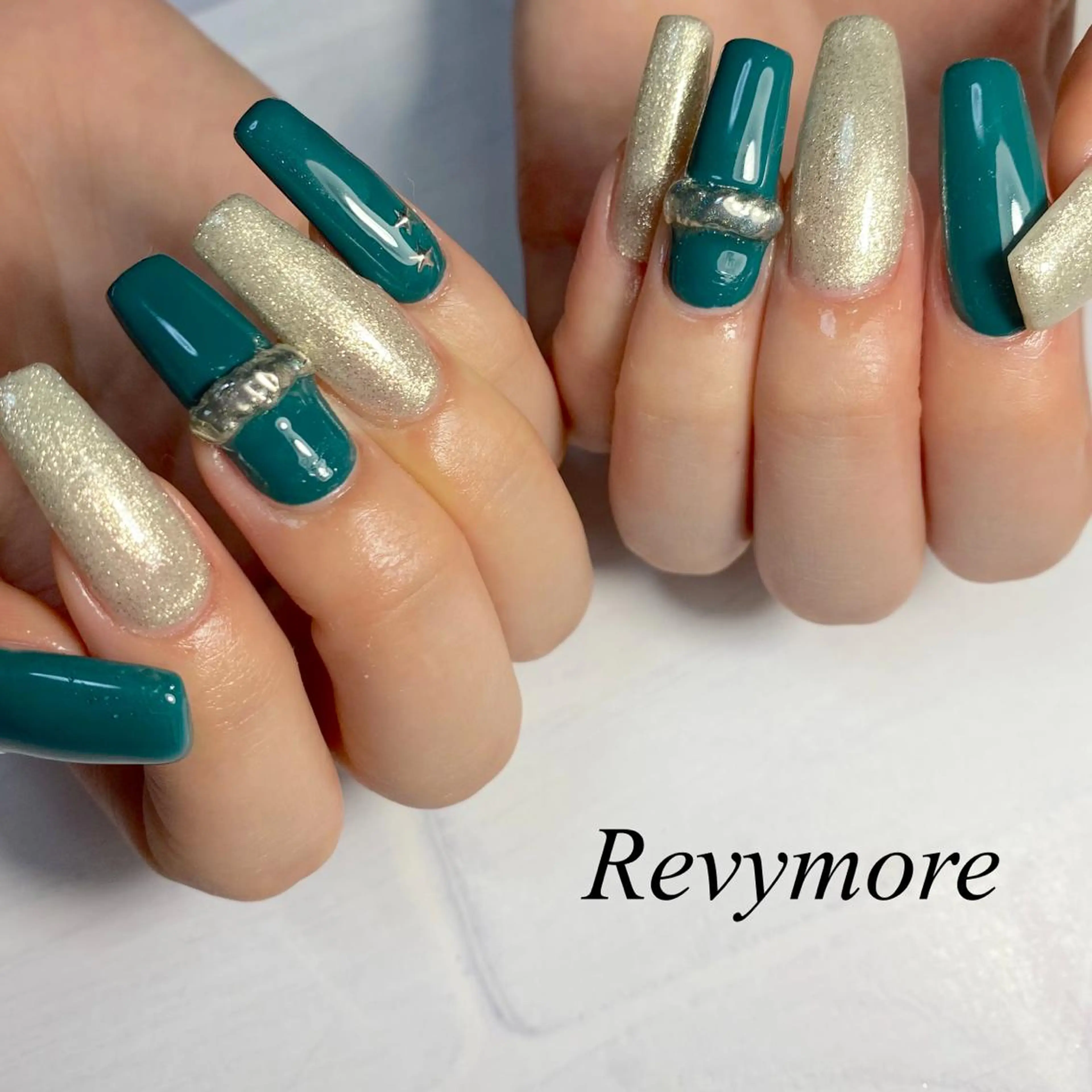 ロング ネイル 韓国風ヘア ブルー ジェルネイル ゴールド グリーン nail salon Revymoreのネイルデザイン