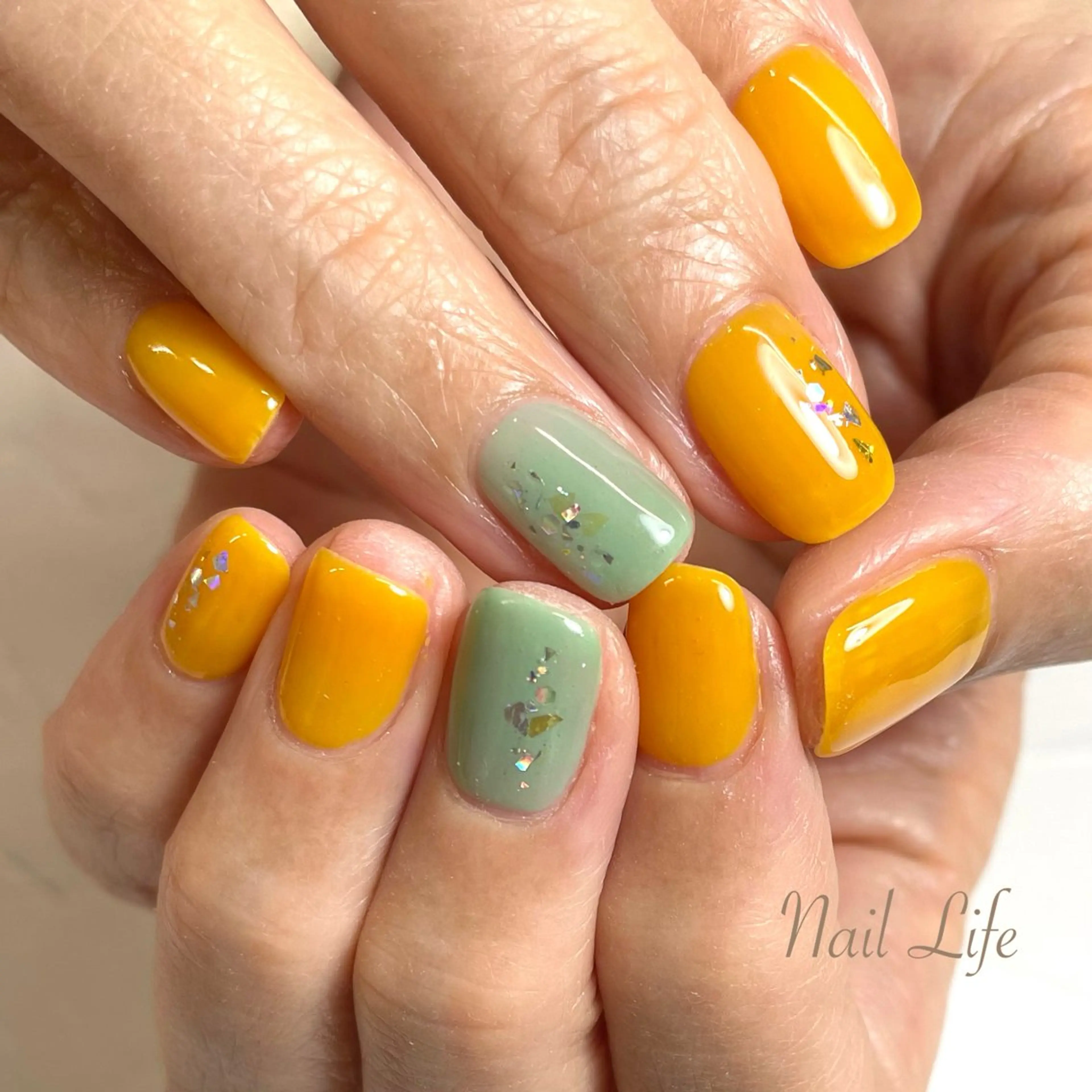 ネイル グリーン ホログラムネイル ニュアンスネイル 春ネイル 黄色 大嶋 めぐみのネイルデザイン