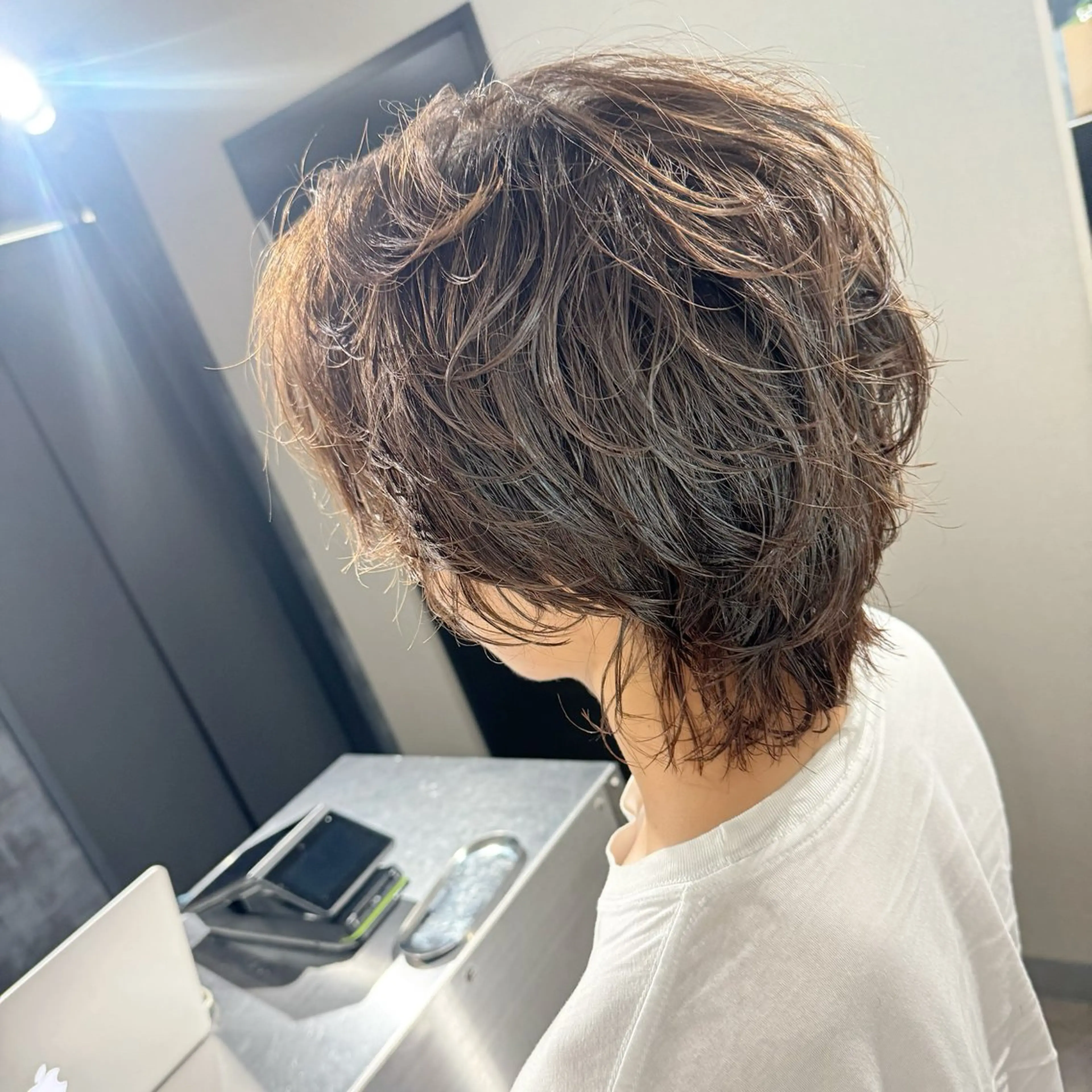 メンズ ビジネス センターパート メンズ韓国風 メンズパーマ カット パーマ シャドウ/フェザー ニュアンスヘアメンズのヘアスタイル