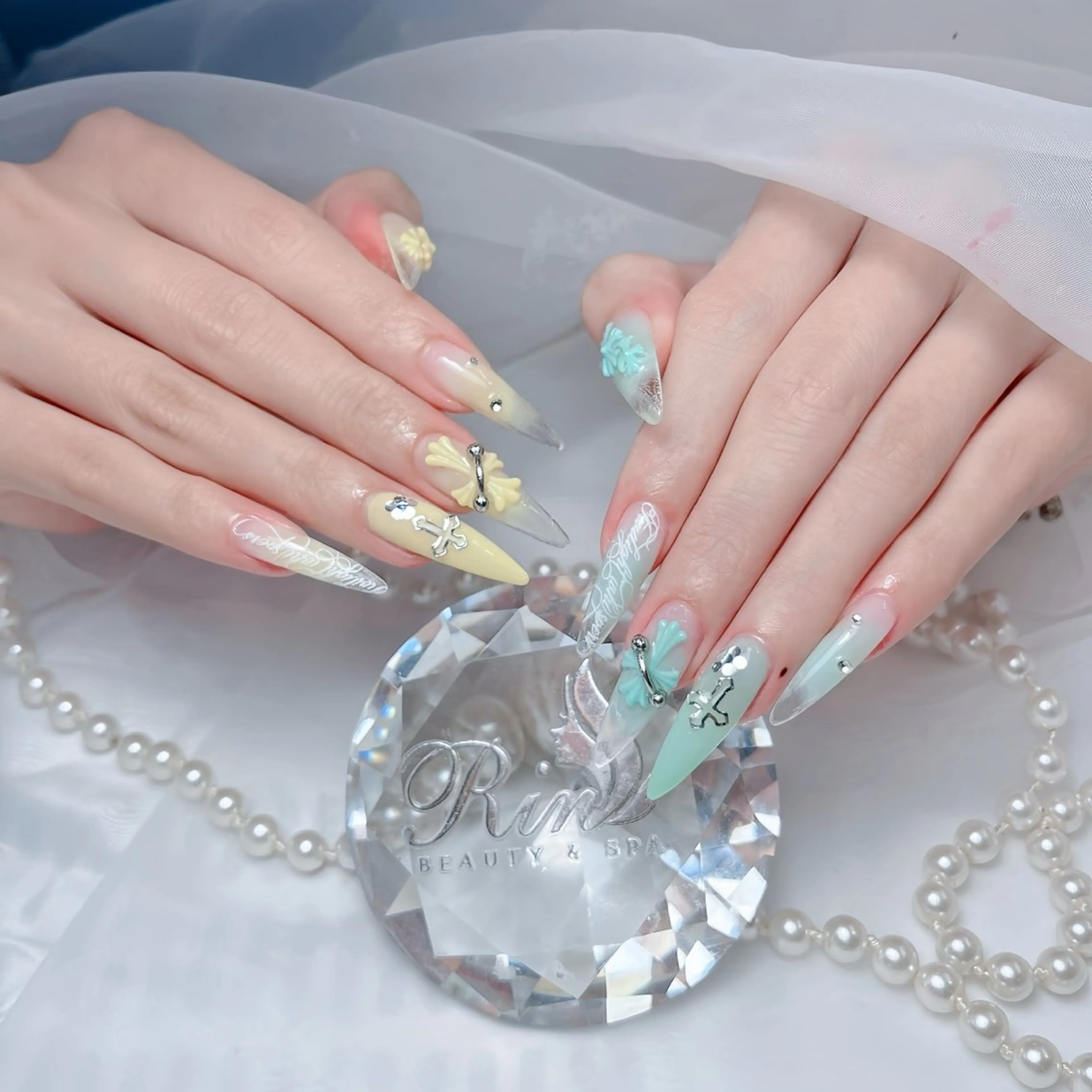 ネイル オーロラネイル ブラウン チークネイル フラッシュネイル フラワーネイル ハンドネイル Rin Nail 新大久保店のネイルデザイン