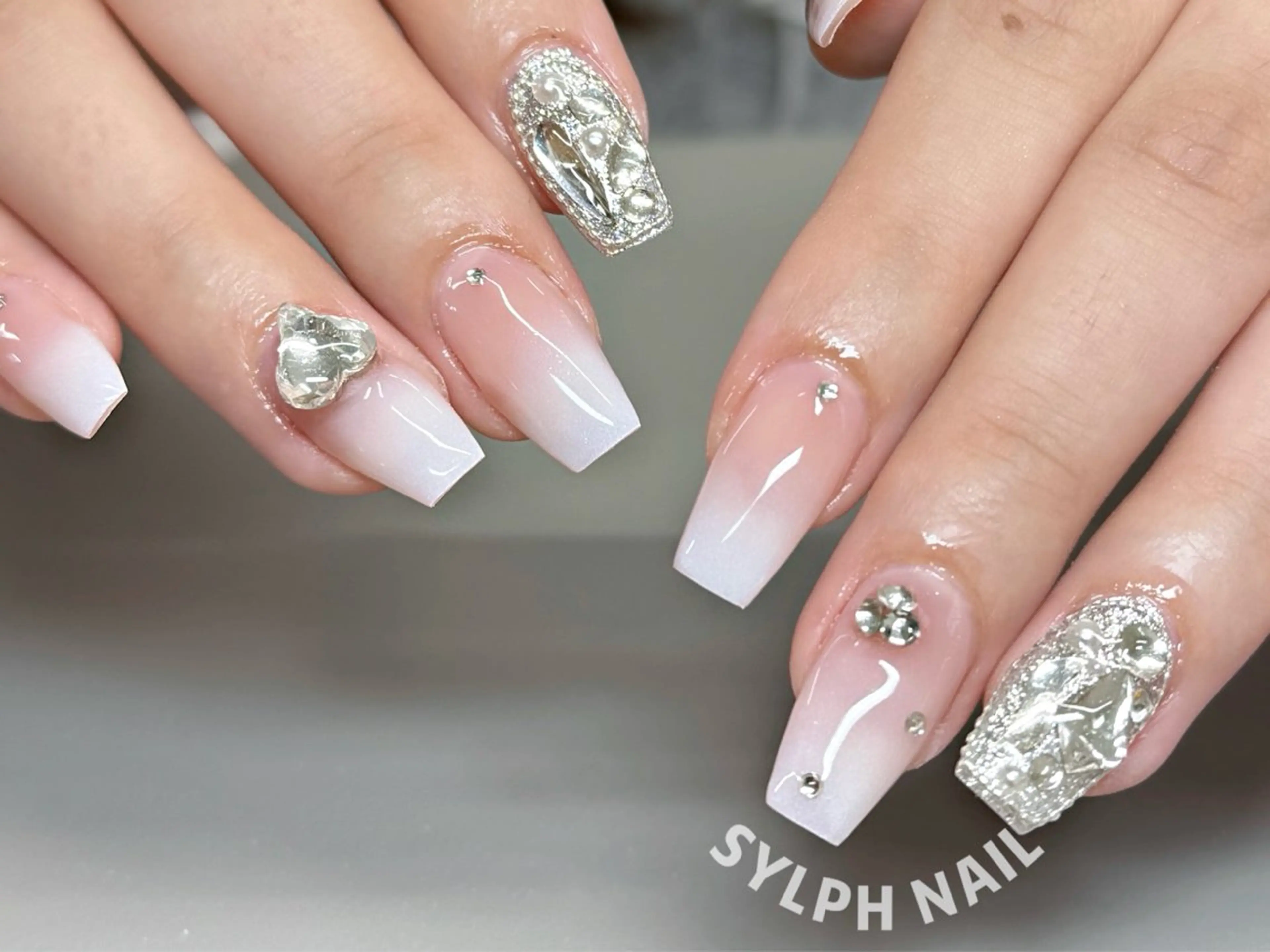 ネイル オーロラネイル 長さ出し フレンチネイル ジェルネイル ガラスフレンチ ハンドネイル Rela・S NAILのネイルデザイン