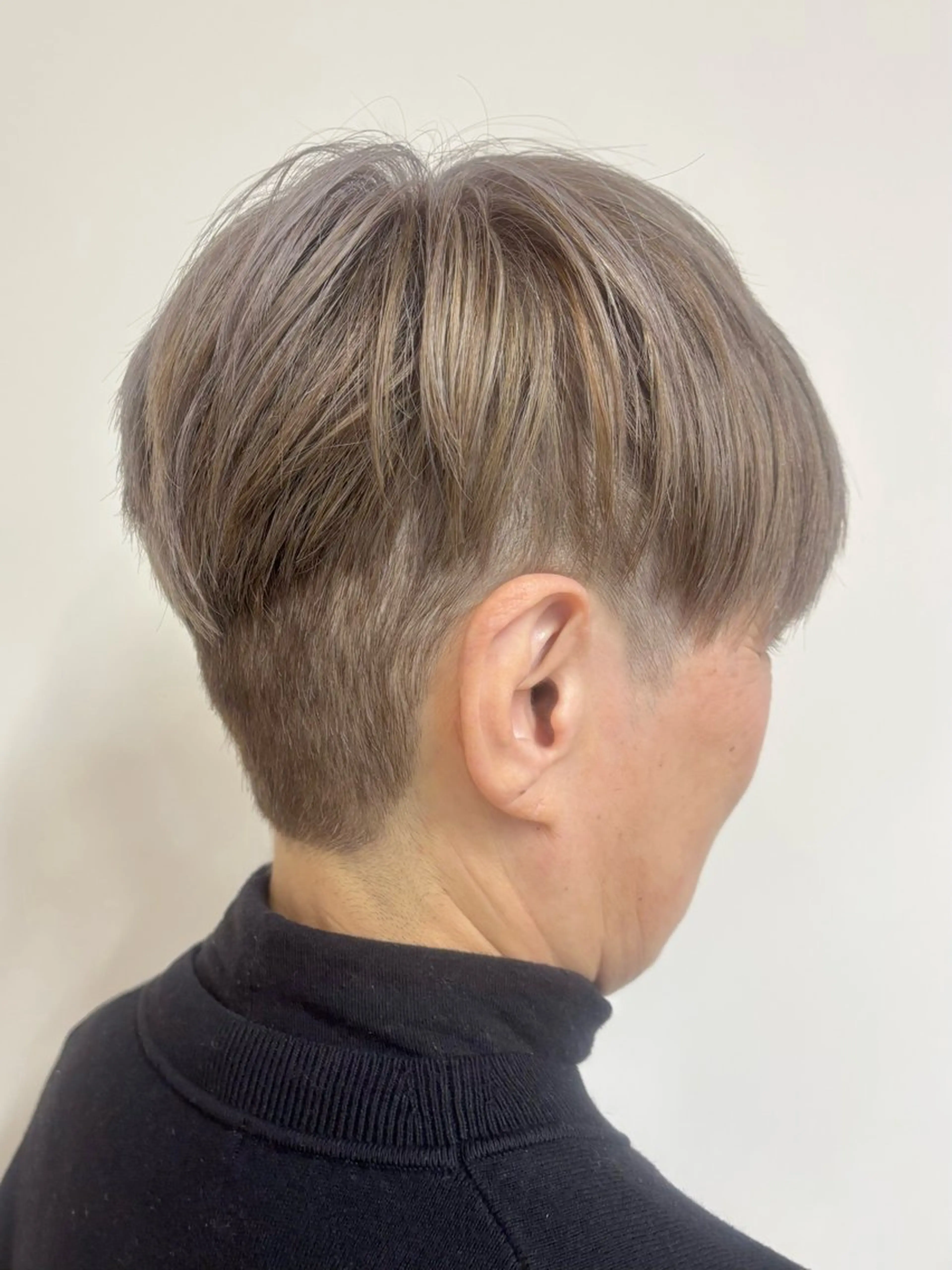 ショート カラー 古川 琴美のヘアスタイル