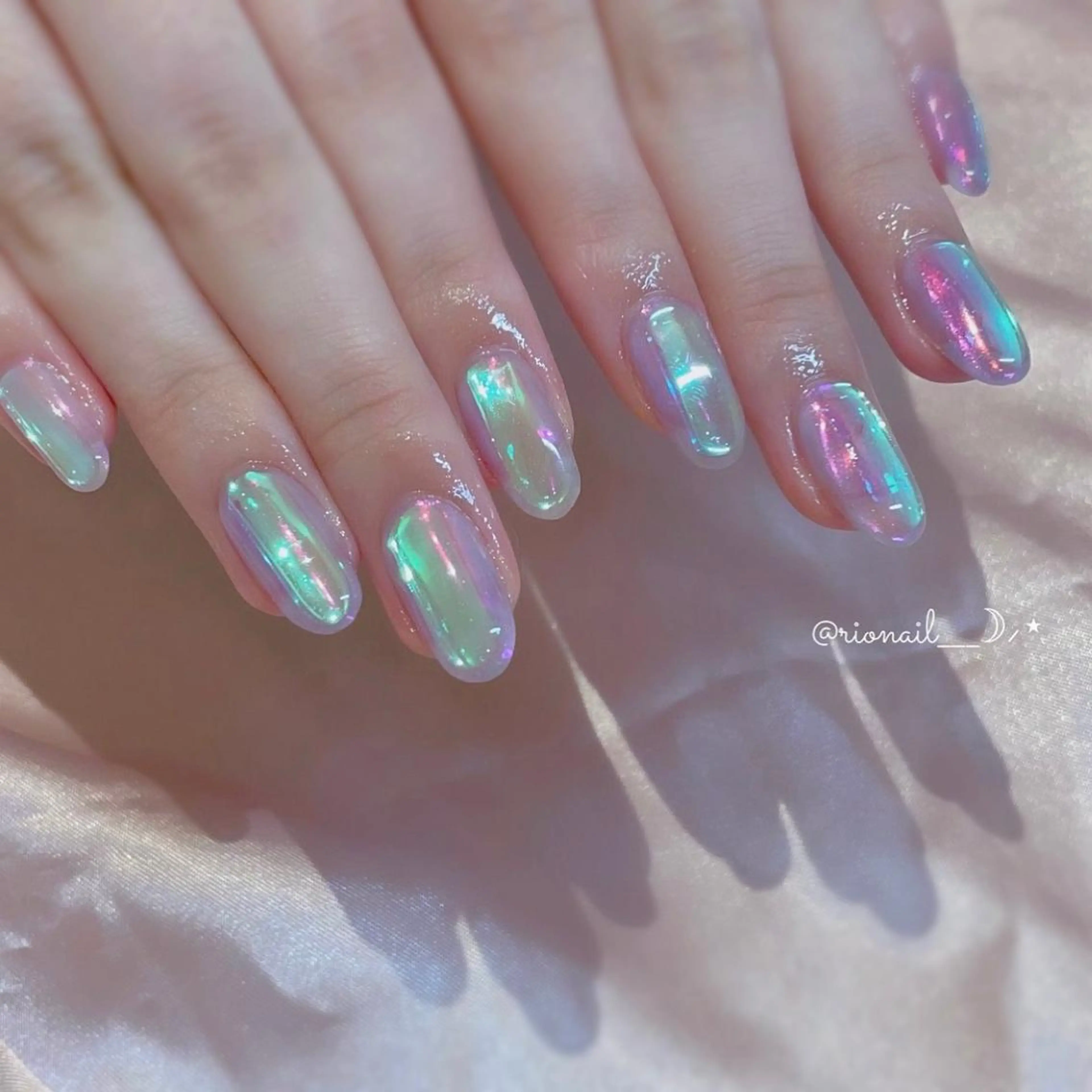 ネイル 氷ネイル・うるうるネイル 𝘙𝘪𝘰𝘯𝘢 ...🕯🤍のネイルデザイン