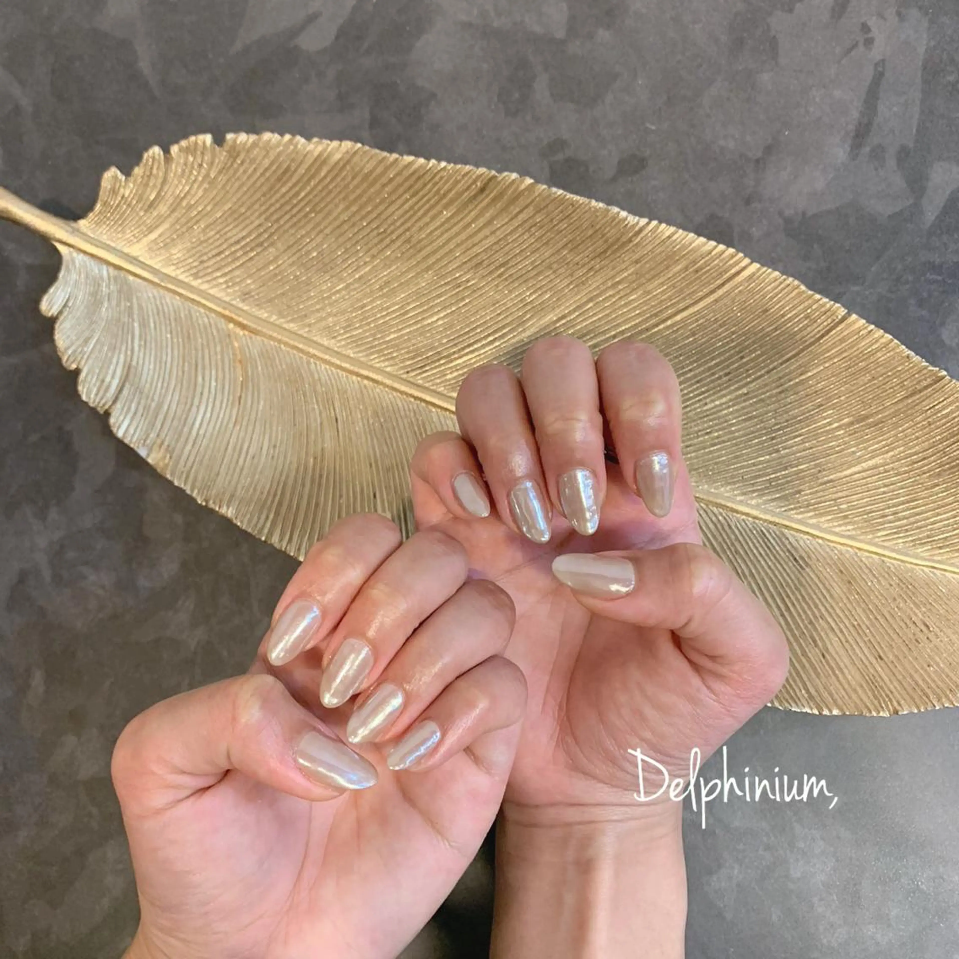 ネイル オーロラネイル ブルー ミラーネイル ワンカラーネイル ホワイト ハンドネイル 岡本 友恵のネイルデザイン