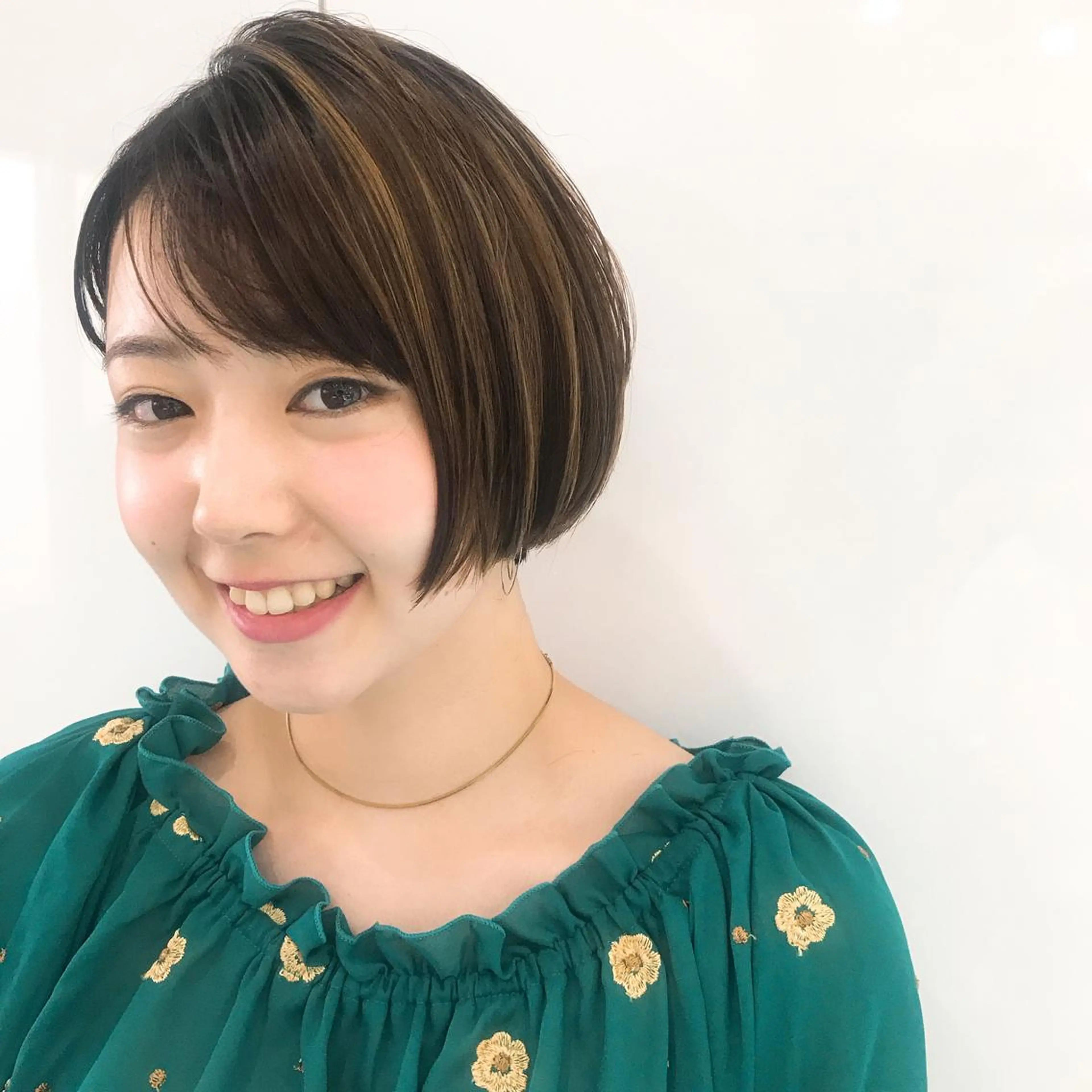 ショート ハイライト ショートヘア 💓パーマ，💗 レイヤーカットのヘアスタイル