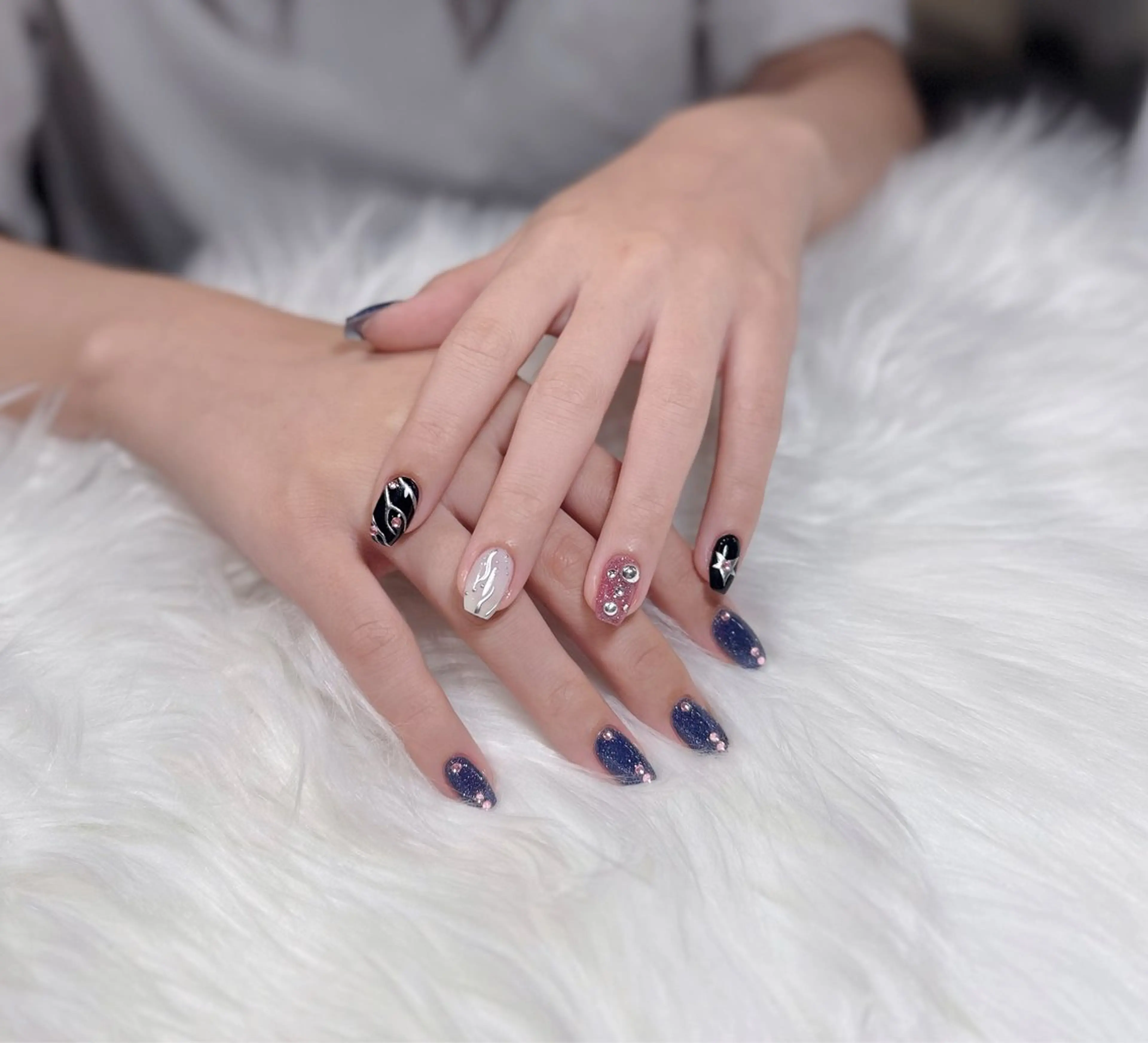 ネイル オーロラネイル チークネイル フットネイル フレンチネイル ジェルネイル ハンドネイル Nichi Nailsのネイルデザイン