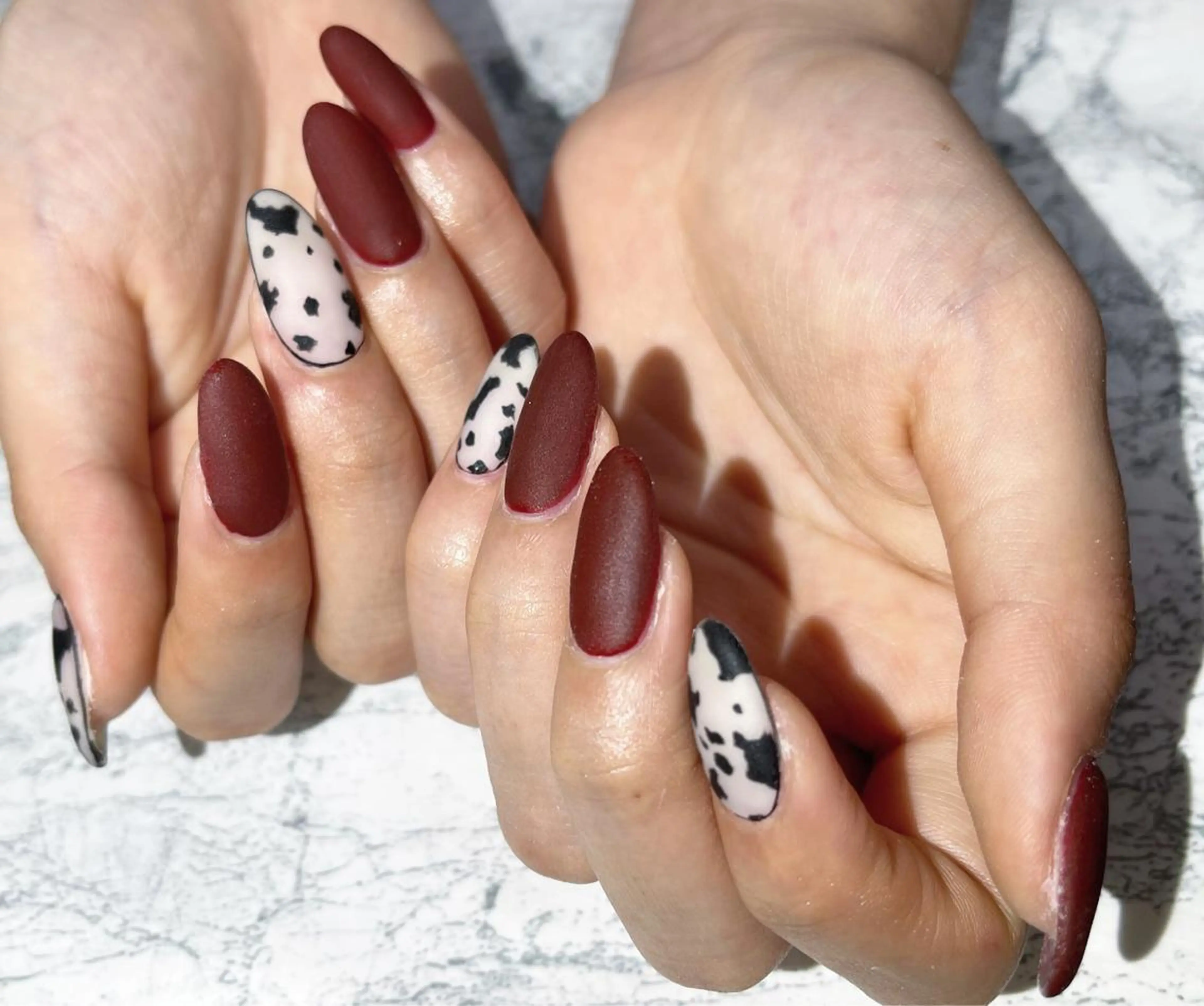 ネイル アニマル柄 ボルドー フットネイル ニュアンスネイル シンプルネイル nail fufla ♡yamane♡のネイルデザイン