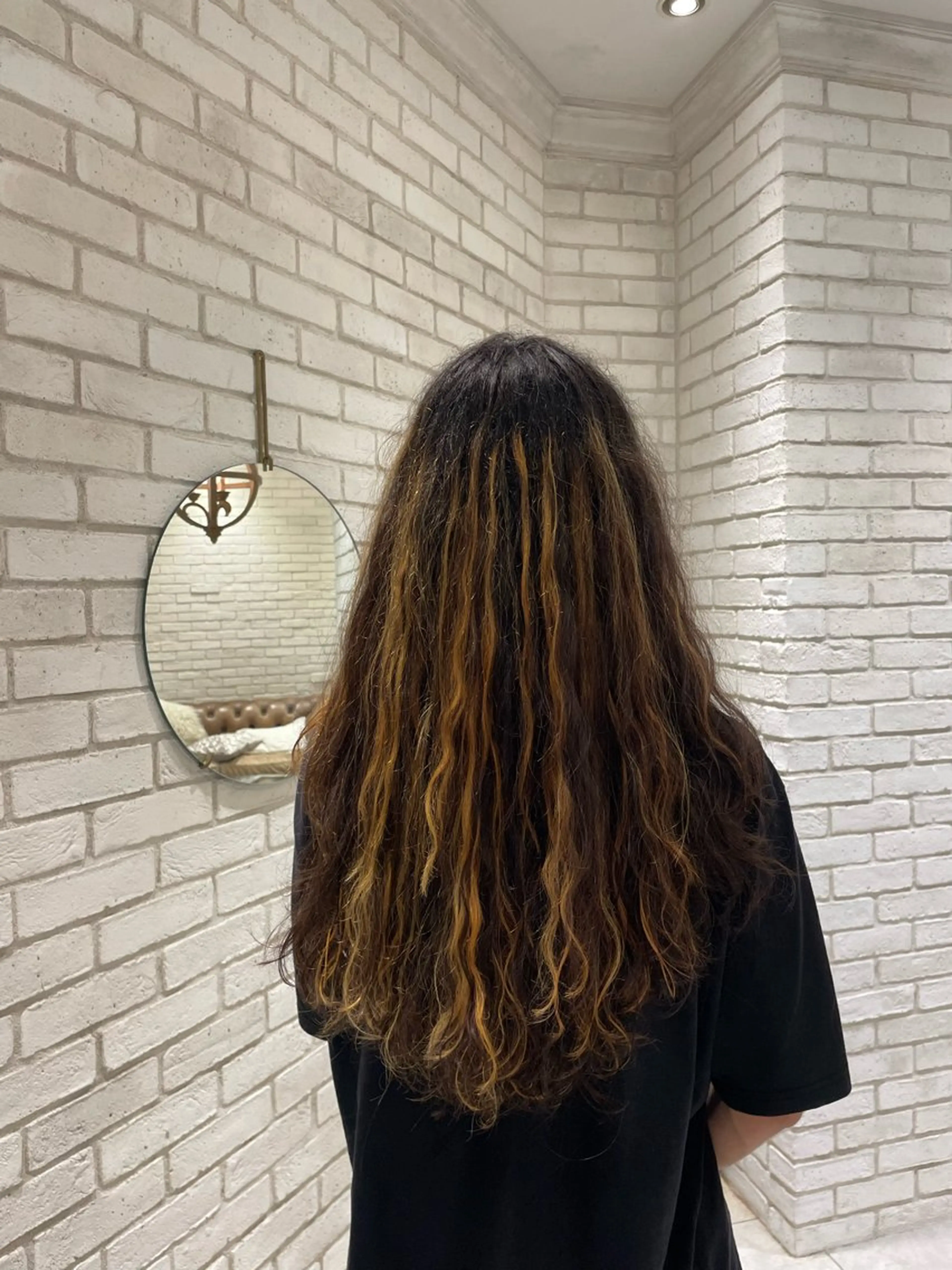 カラー ハイライトカラー シモカワ マシロのヘアスタイル