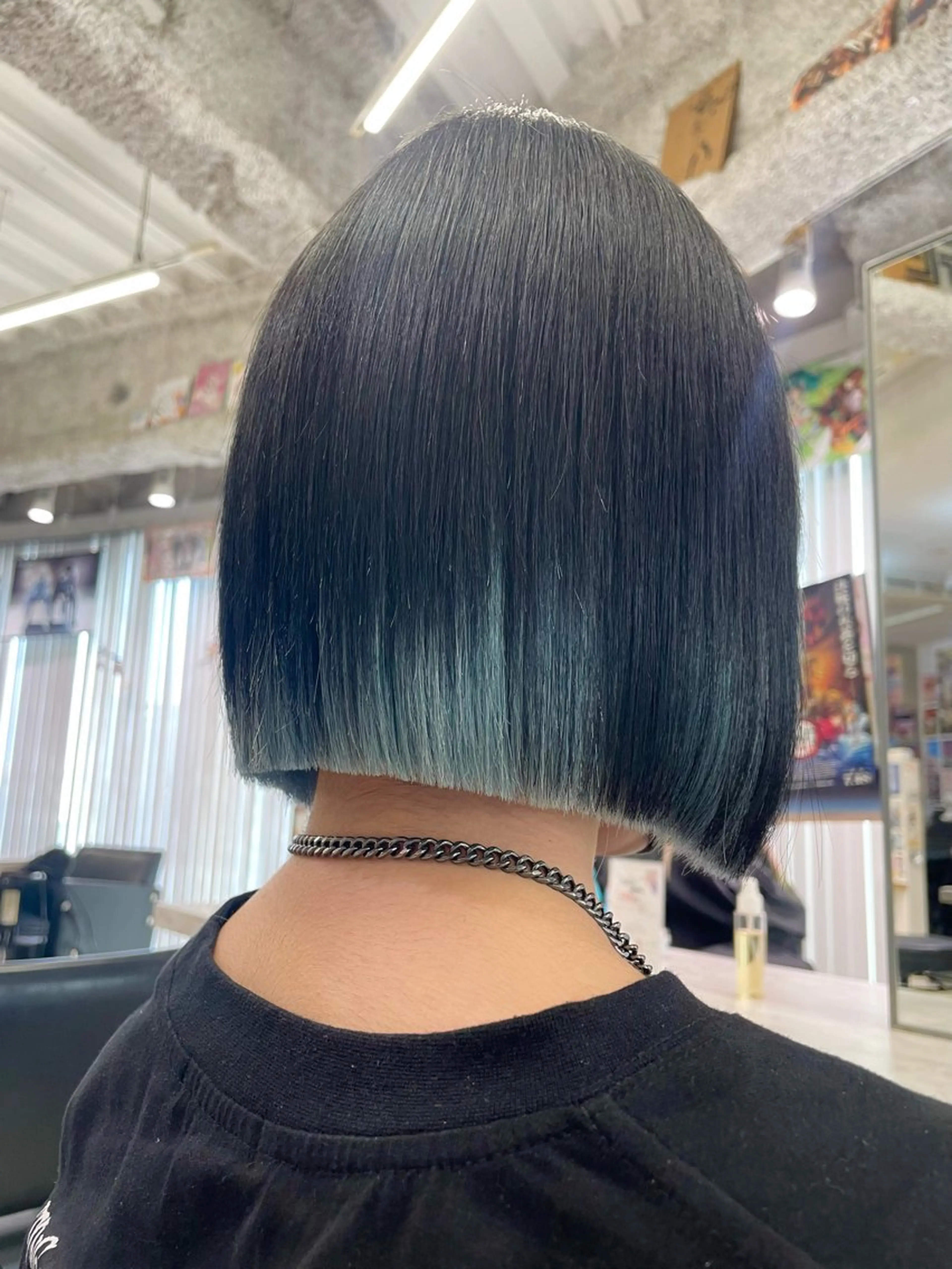 ミディアム 切りっぱなしボブ ボブ カット トリートメント 🍭ハイトーン/ デザインカラー🦄のヘアスタイル