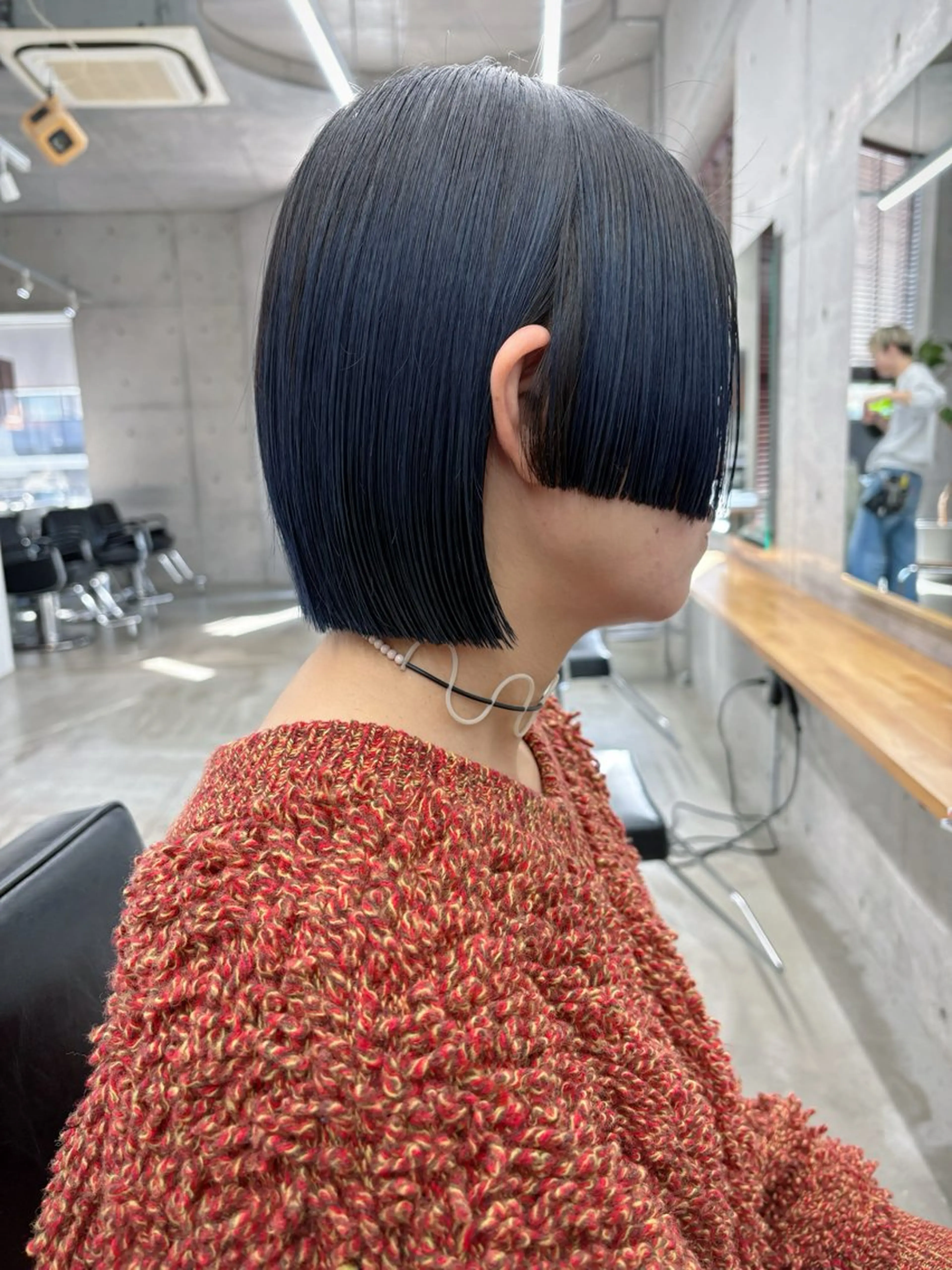 ミディアム カラー ヘアアレンジ 切りっぱなしボブ ブリーチ ネイビーカラー ボブ son hair HIROEのヘアスタイル