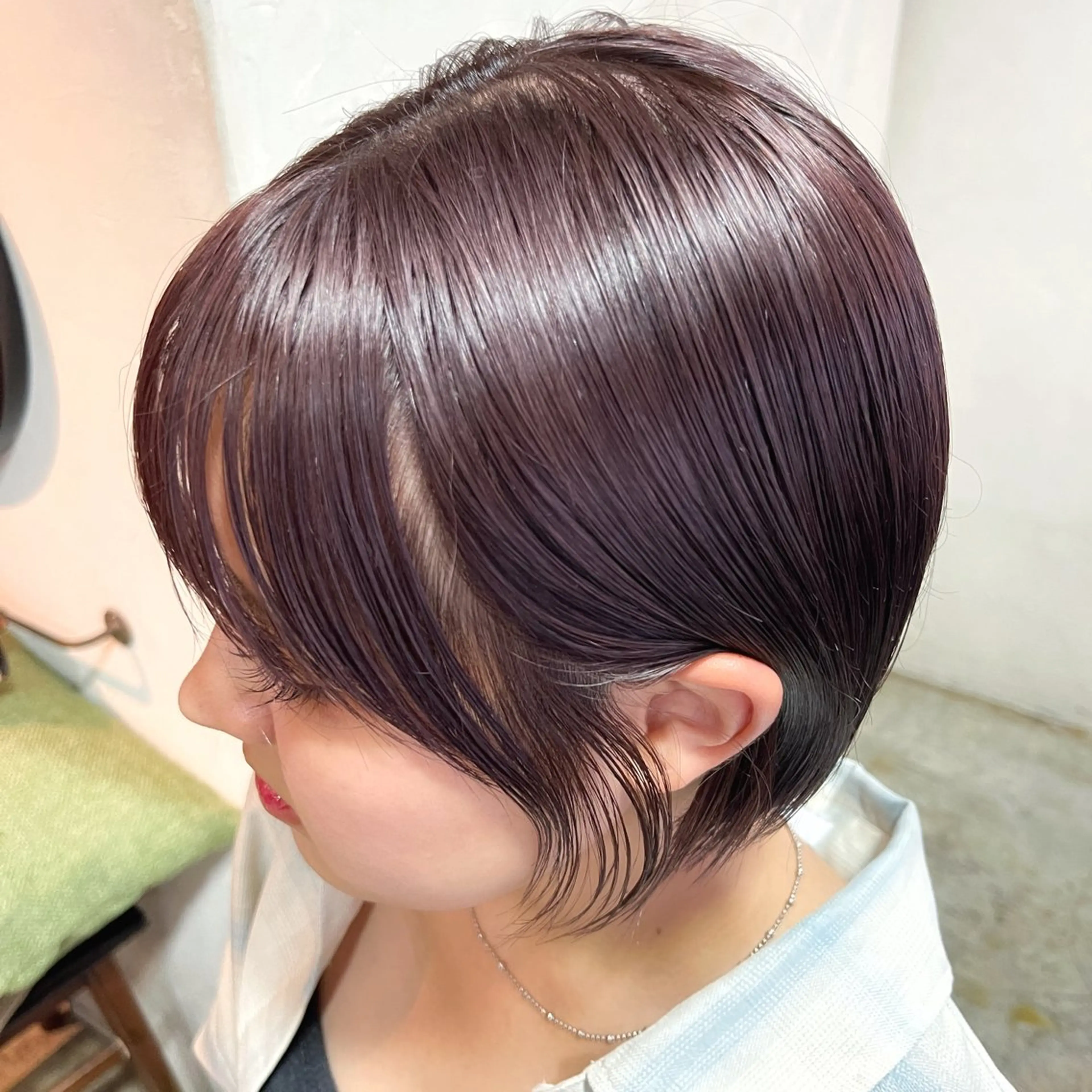 ショート カラー ブリーチ hinaru ．のヘアスタイル