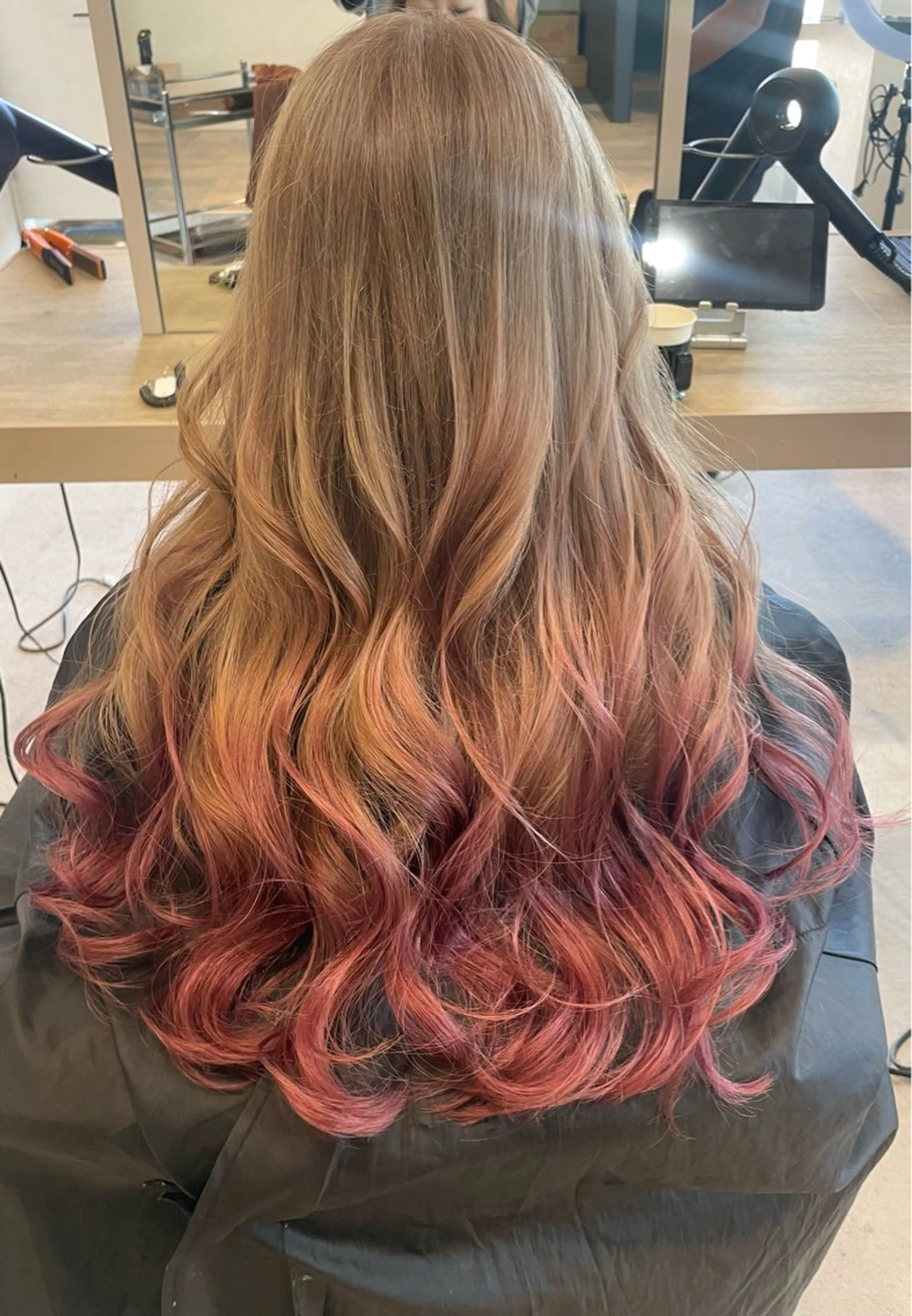 ロング カラー グラデーションカラー AKI 🐉のヘアスタイル