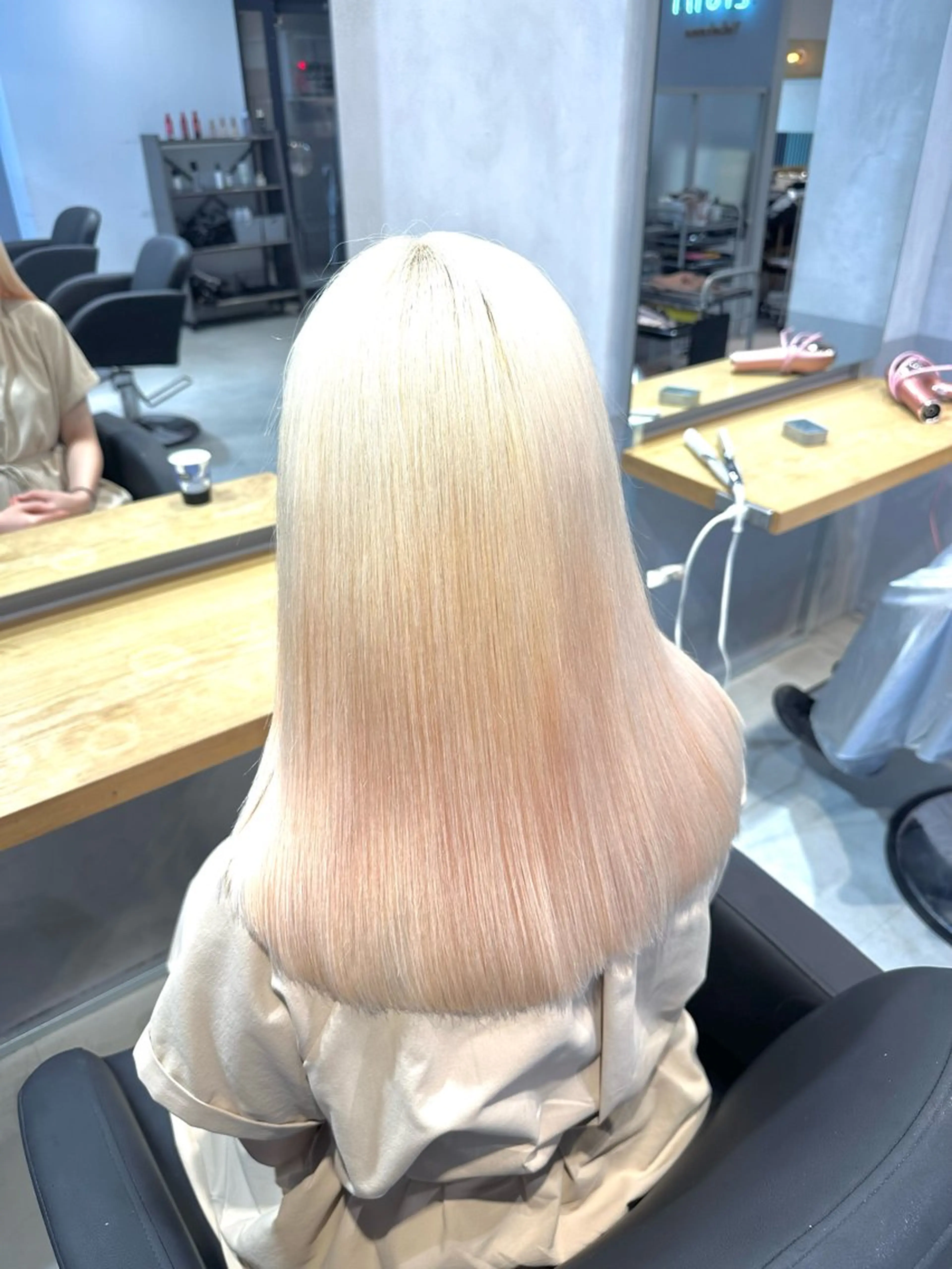 ミディアム カラー ブリーチ 抜きっぱなしブロンド ブロンド カット ヘアカラー トリートメント 🌟ハイライト/ハイ トーン🌟MIKIのヘアスタイル