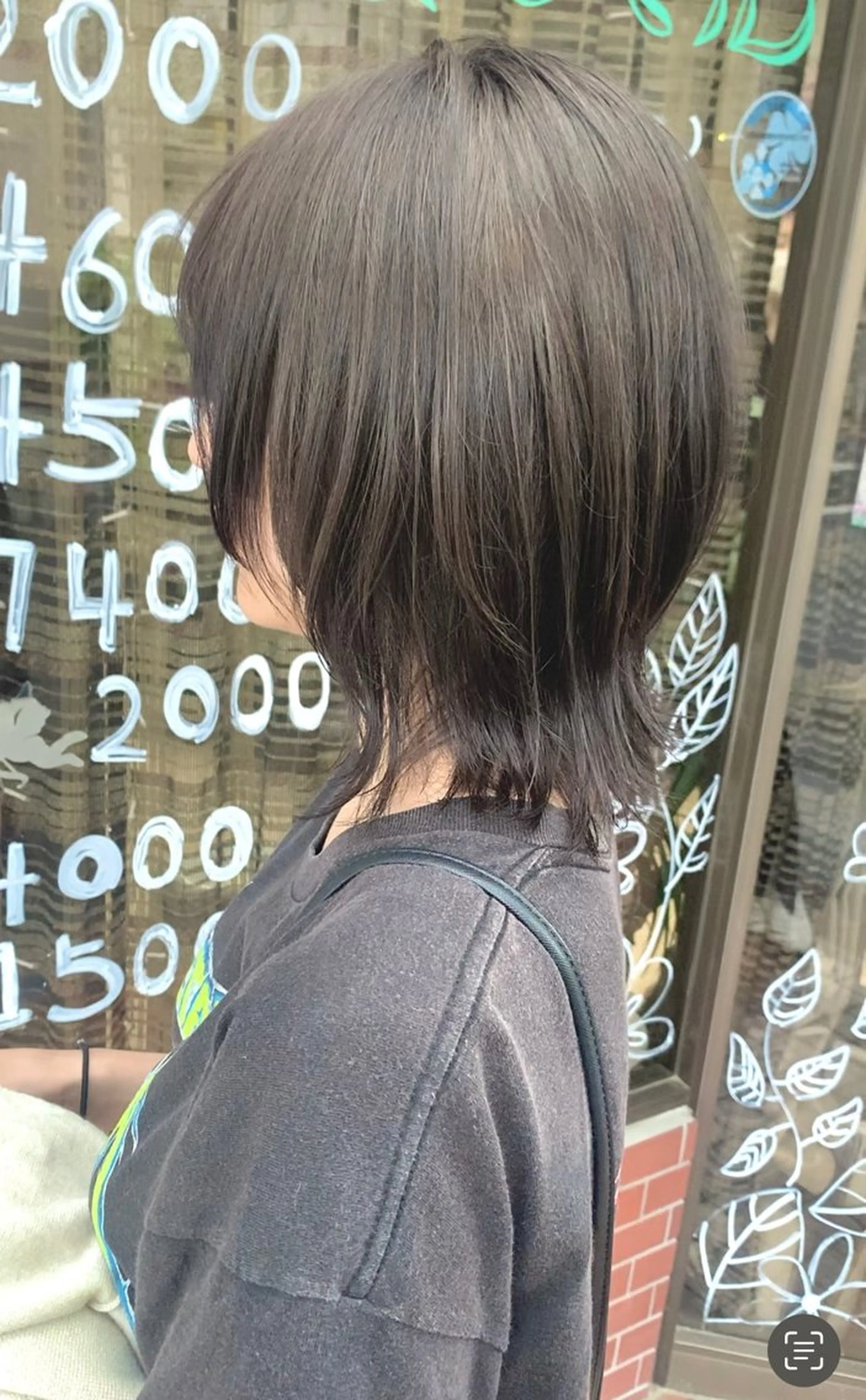 ミディアム 岸田 梓武生のヘアスタイル