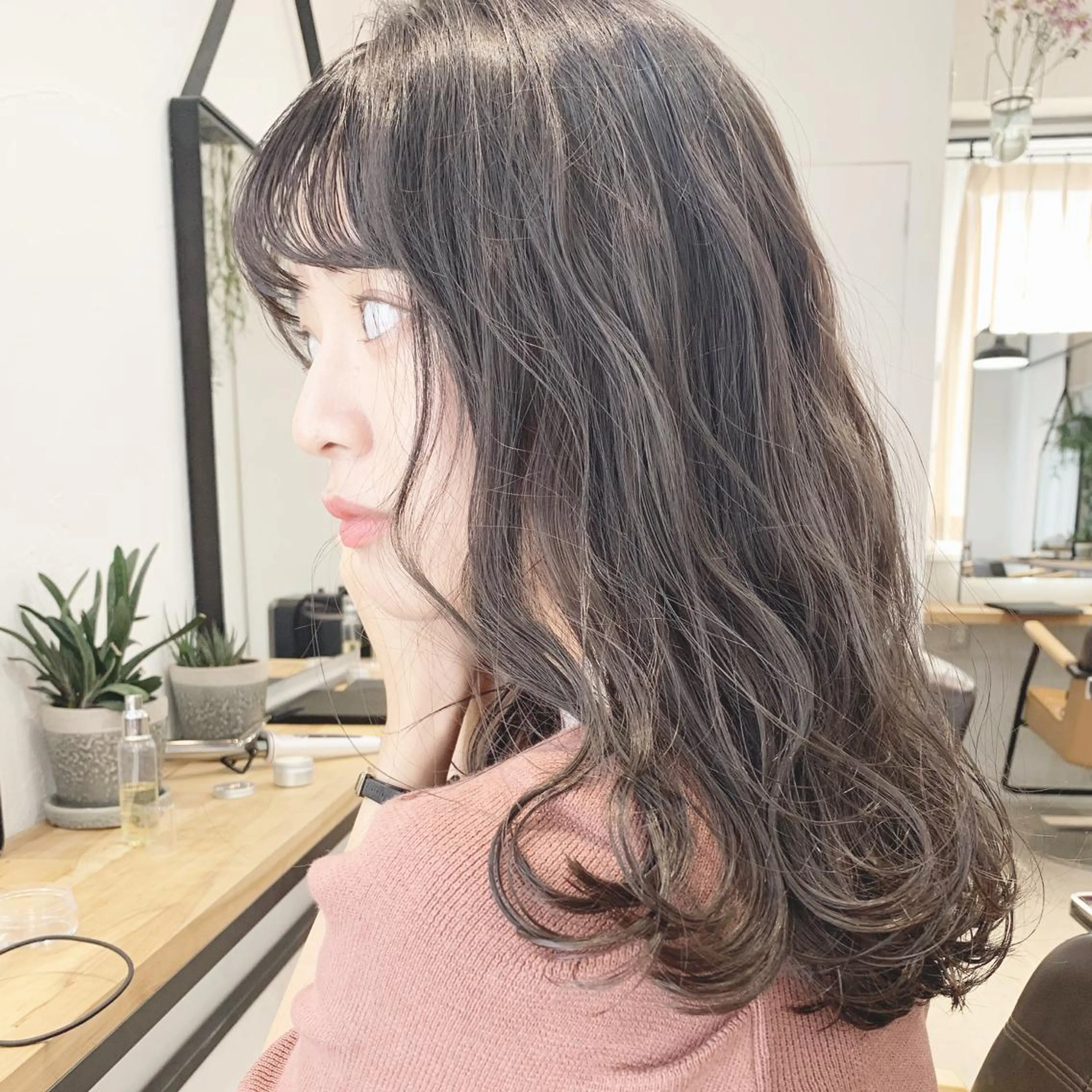 ミディアム カラー ネイル ハイトーンボブ 前田 表参道　グレージュのヘアスタイル
