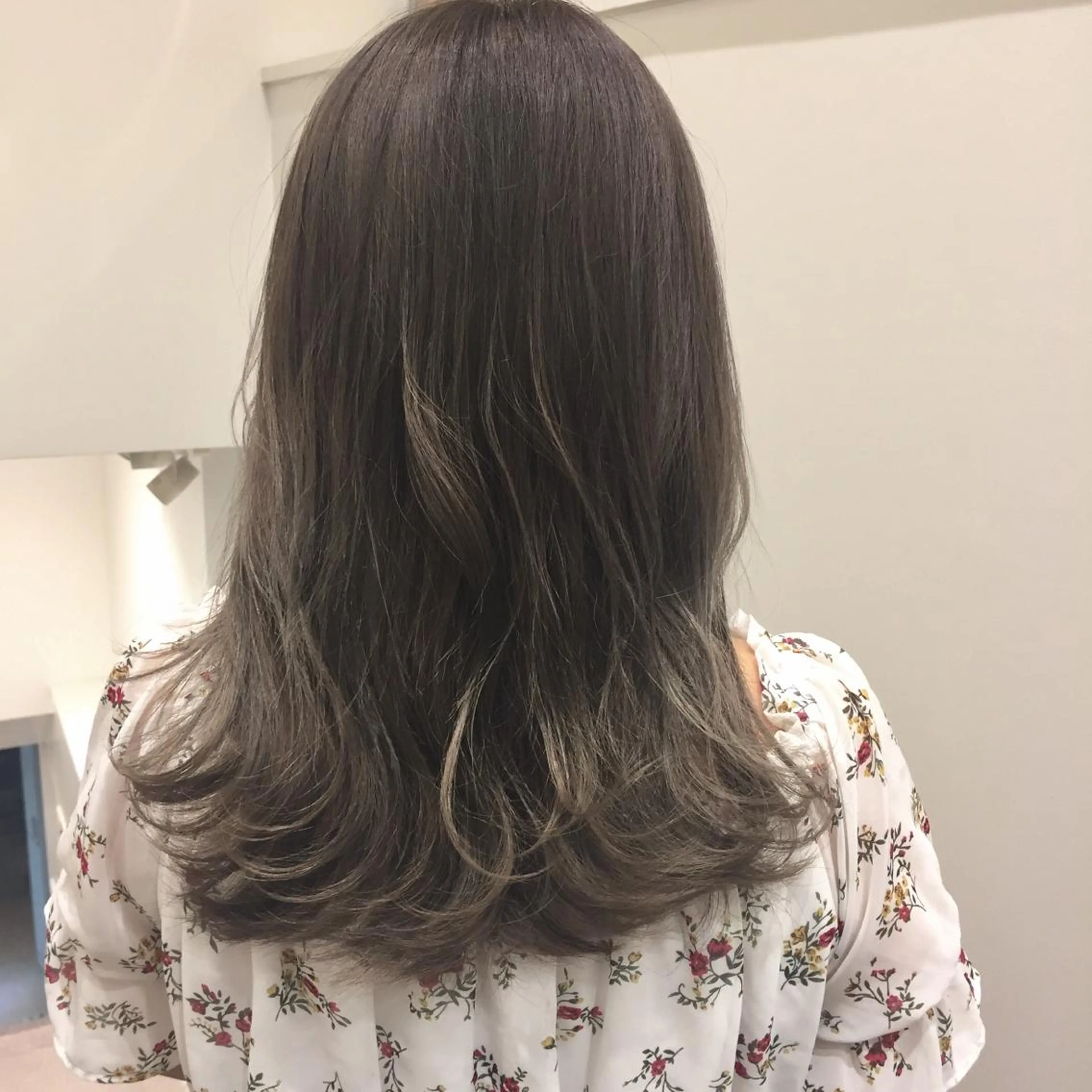 セミロング カラー グラデーションカラー グレージュ 【代表】田川 祐也のヘアスタイル