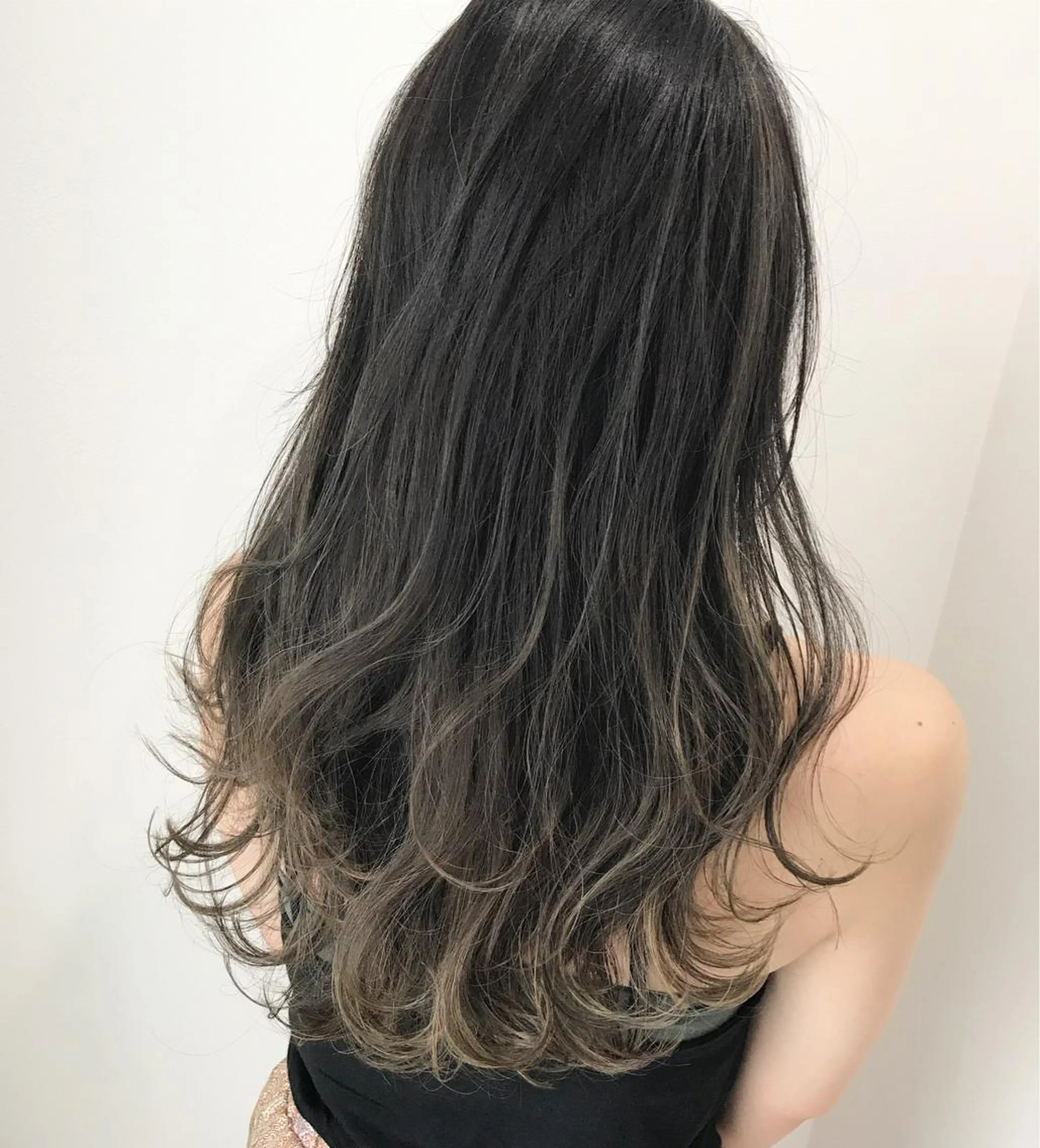 ロング カラー グレージュ ハイライトカラー ハイライト 若杉 諒のヘアスタイル