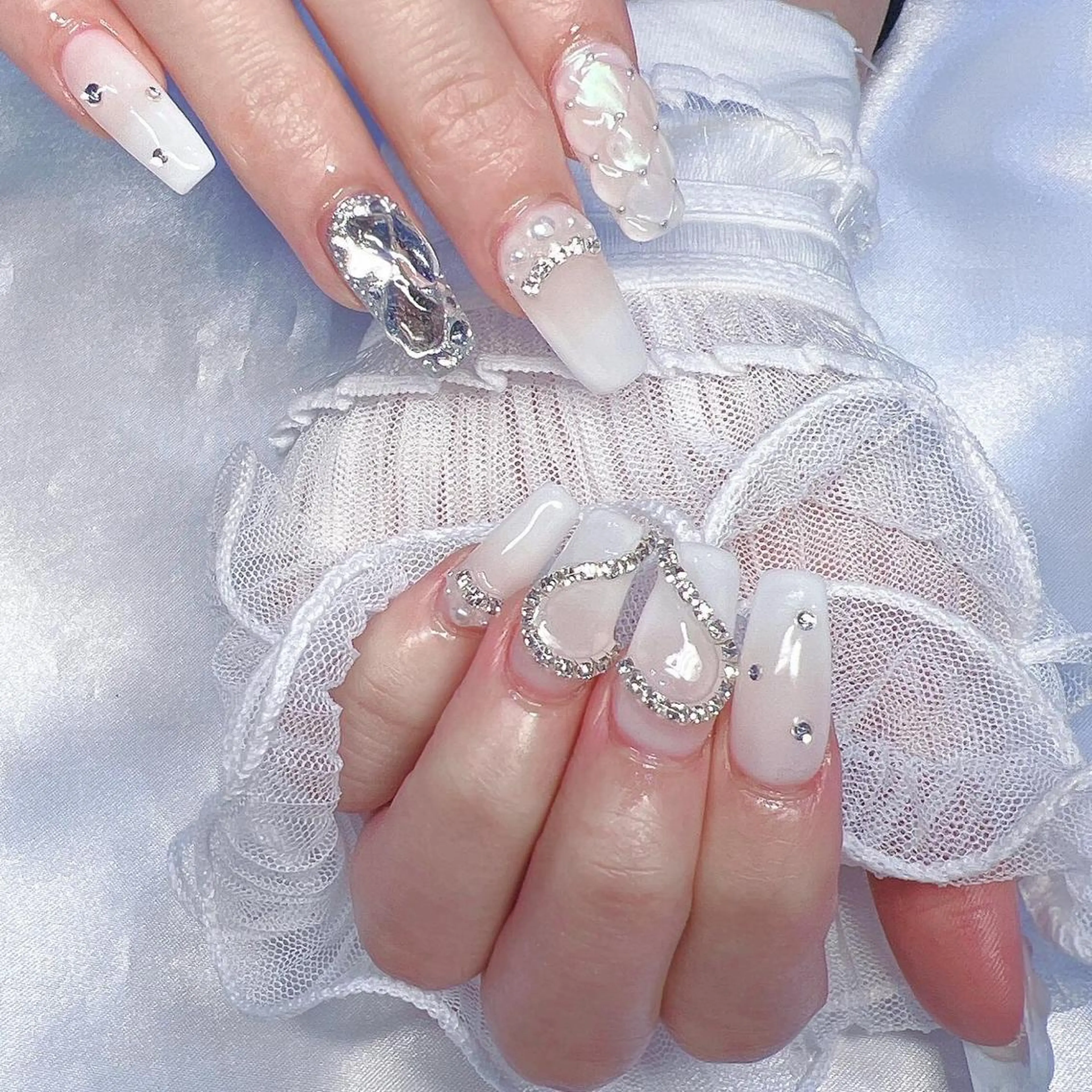 ネイル フレンチネイル ジェルネイル ハート 韓国ネイル 持ち込み ちゅるんネイル🪄 耳ツボジュエリー🔗のネイルデザイン