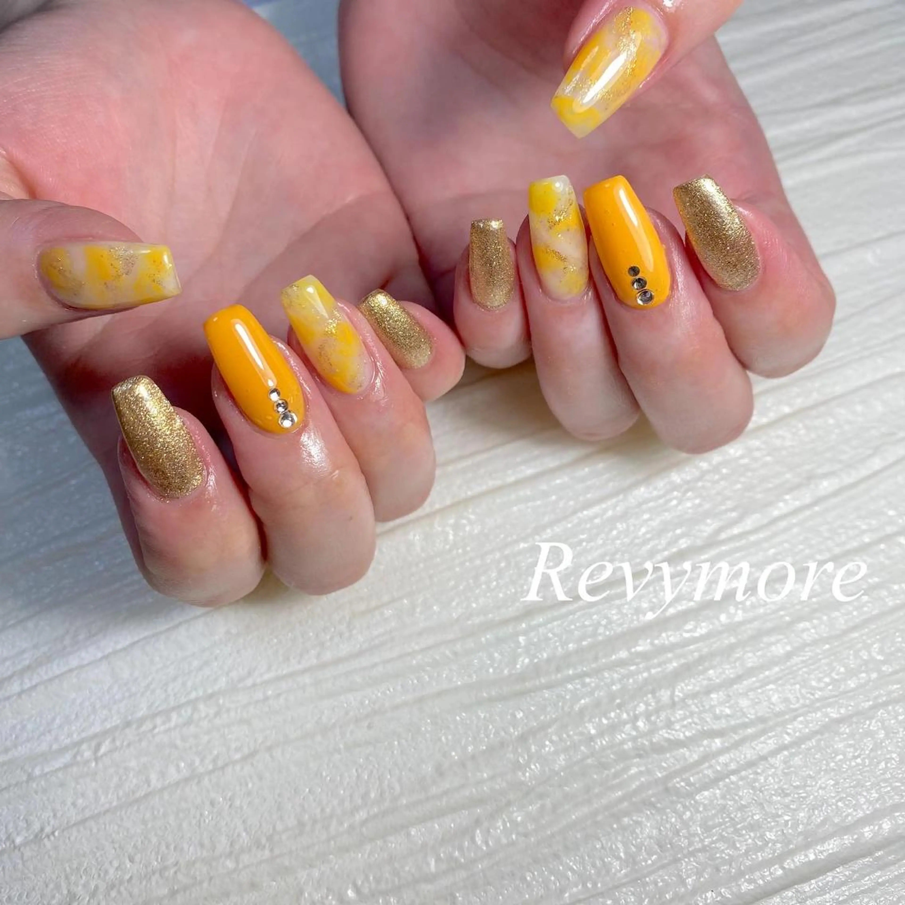 ミディアム ネイル 韓国風ヘア ジェルネイル キラキラネイル 韓国ネイル ニュアンスネイル nail salon Revymoreのネイルデザイン